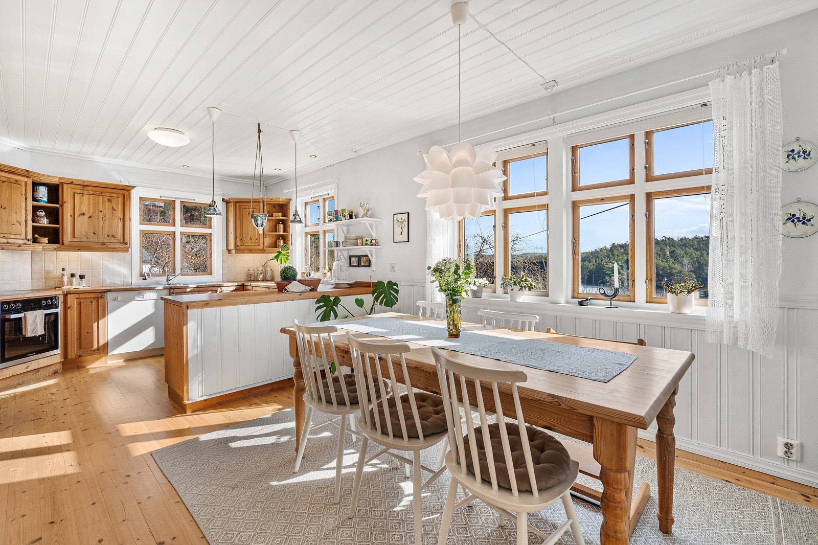 Det er god plass til spisestue med plass til mange gjester i tilknytning til kjøkkenet. Galleribilde