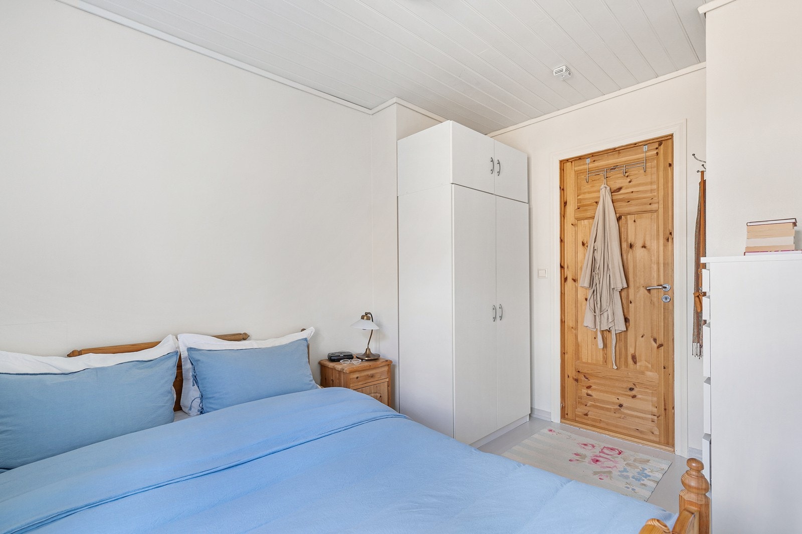 Alle er av god størrelse og har plass til stor seng, nattbord og lagringsplass. Galleribilde