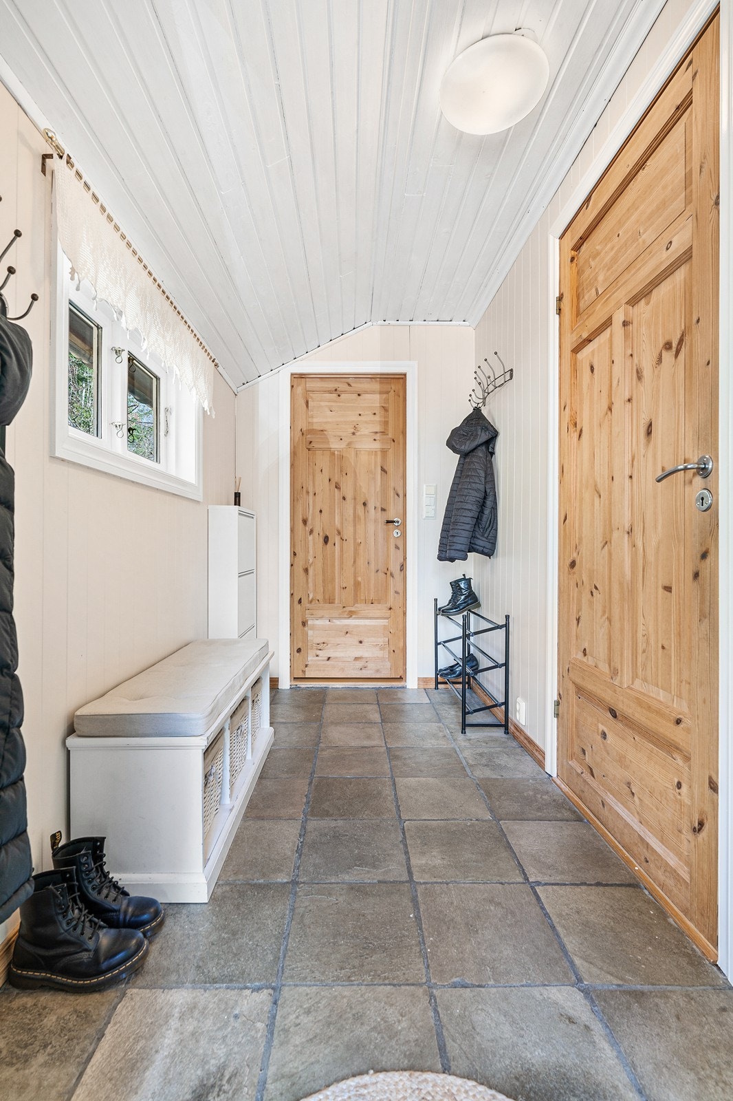 Du ønskes velkommen av en liten entré med varme i gulvet. Galleribilde