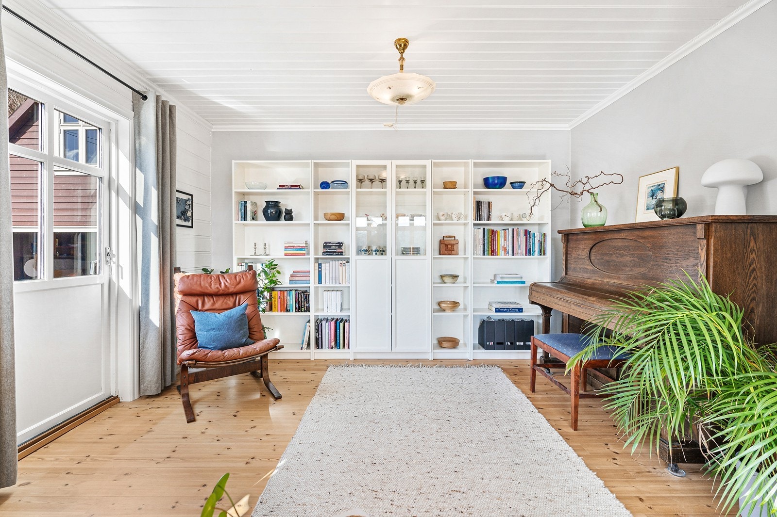 Oppholdsrommet består av stue, spisestue og kjøkken. Galleribilde