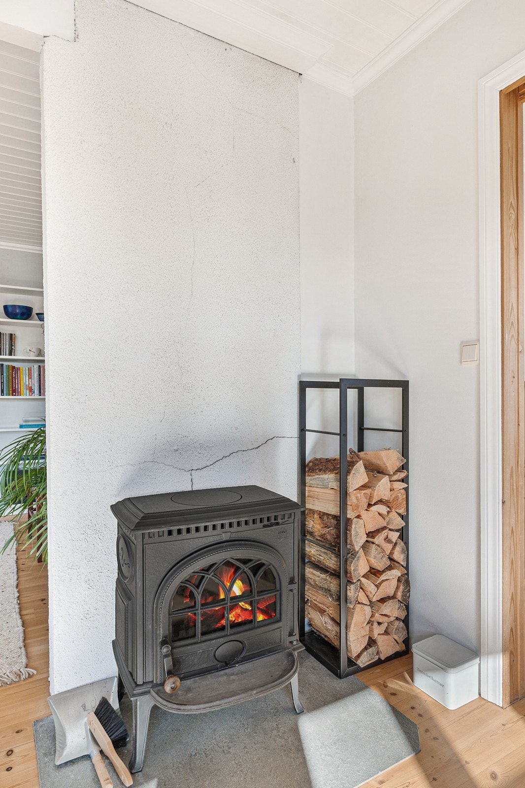 Det er oppvarming via både varmepumpe og vedovn. Galleribilde