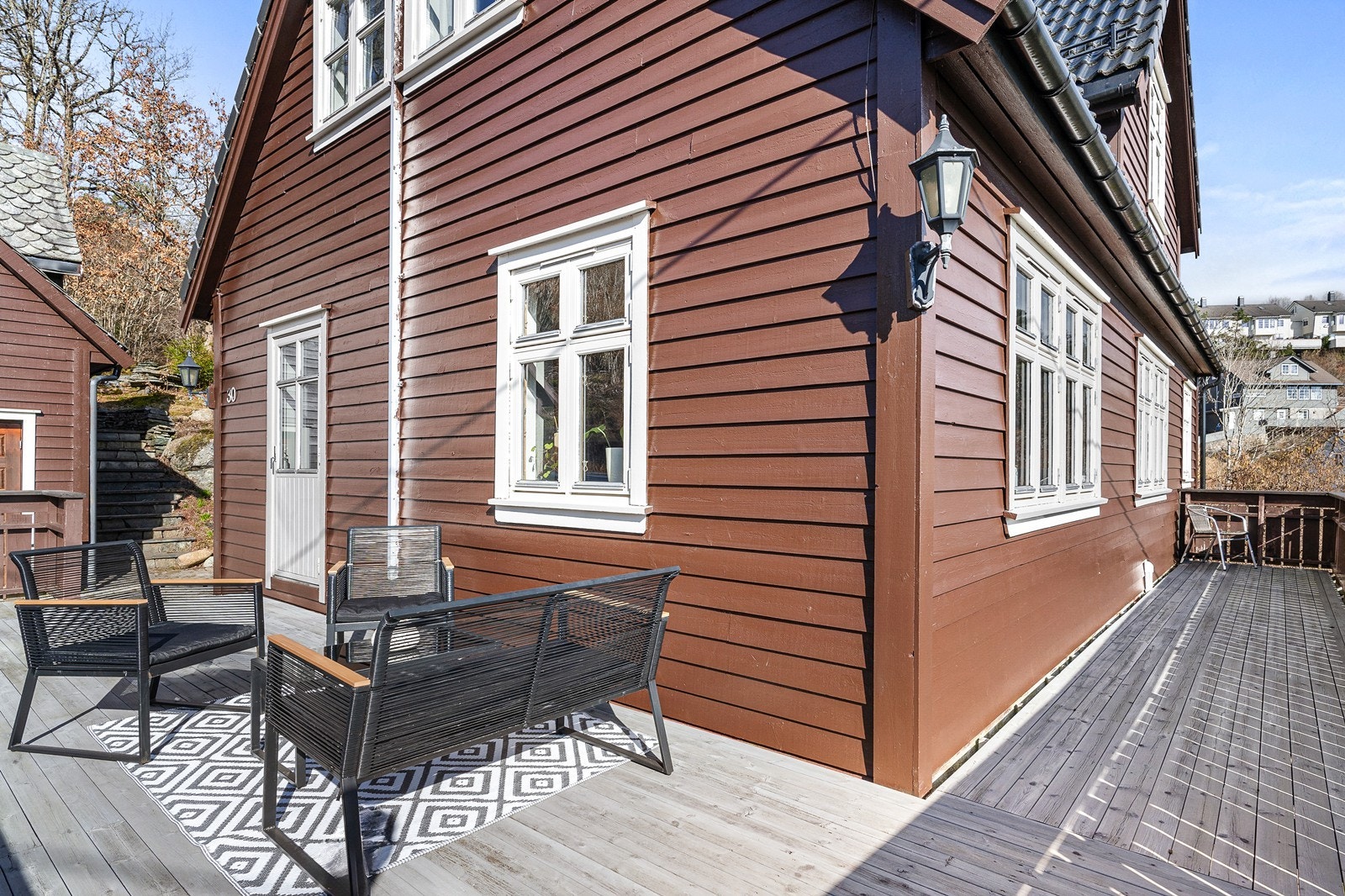 Uteplassen er av god størrelse med plass til ønsket innredning. Den er målt til ca. 35 m². Galleribilde