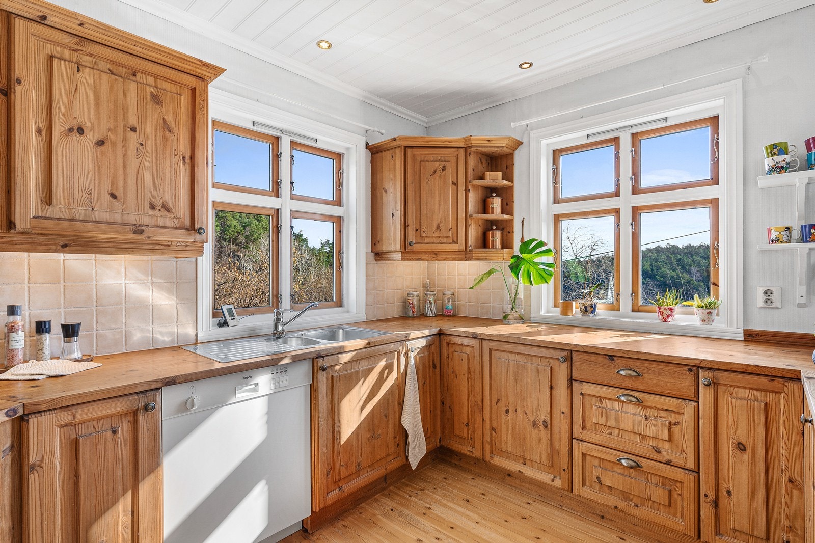 Det er kjøkkenventilator med avtrekk ut til det fri. Galleribilde