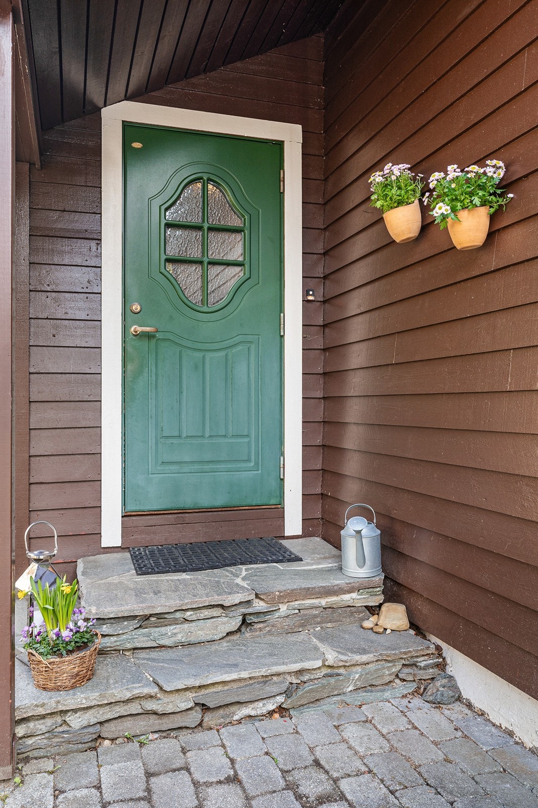 Huset har inngang fra baksiden via et overbygget inngangsparti. Galleribilde