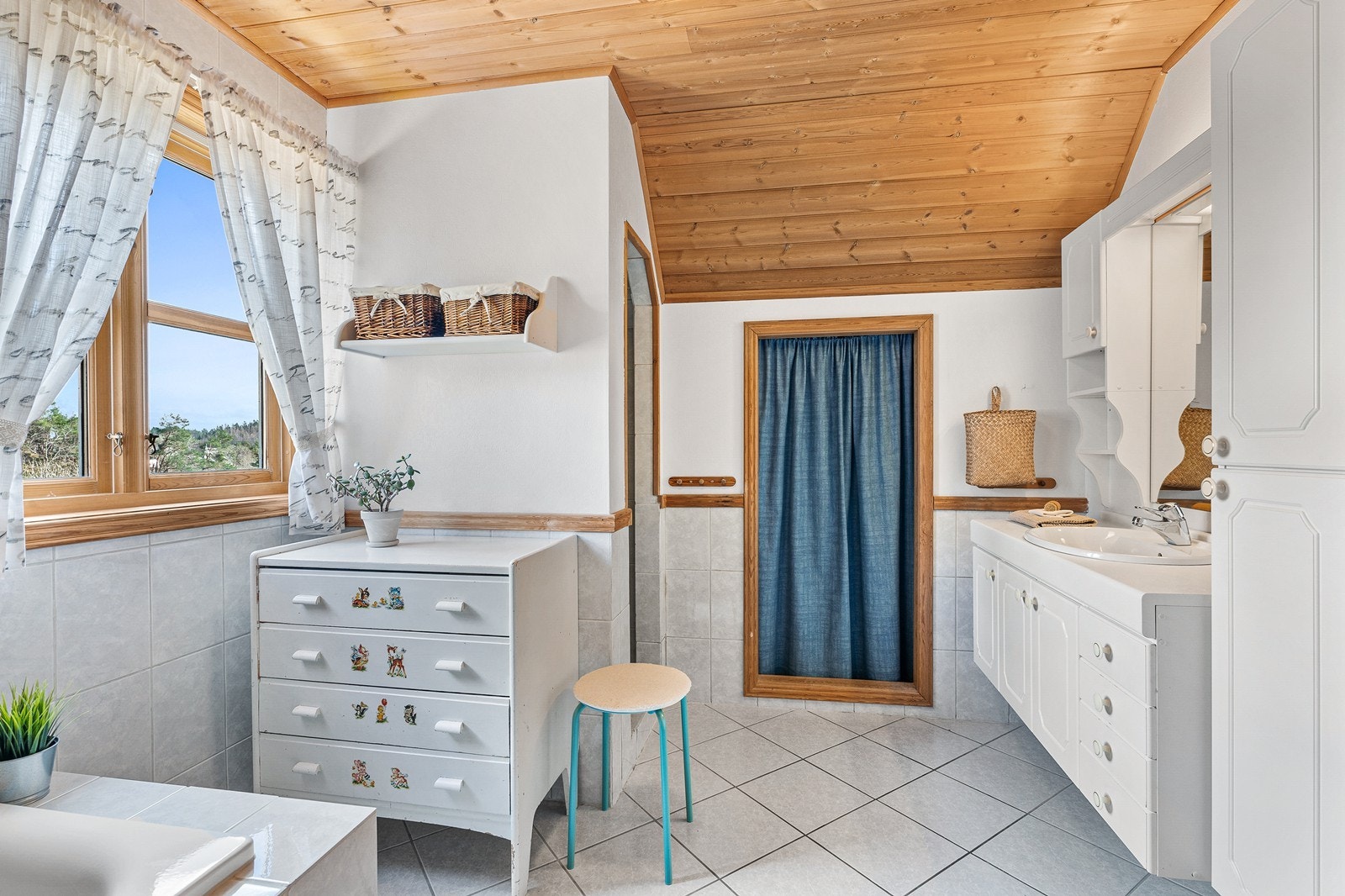 Her er det innredet med badekar, dusjnisje, vegghengt toalett og baderomsinnredning med vask. Galleribilde