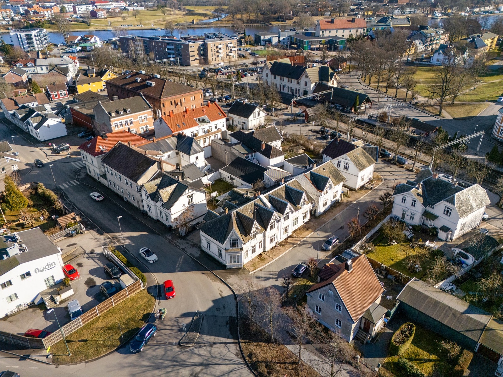 Boligen har en sentral beliggenhet i Fredrikstad, med omtrent 150 meters gangavstand til jernbanestasjonen. Galleribilde