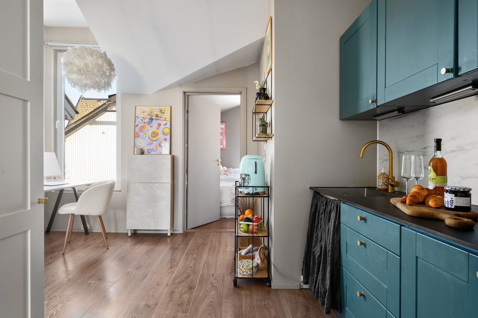 Det store vinduet er med på å gjøre kjøkkenet lyst og trivelig Galleribilde