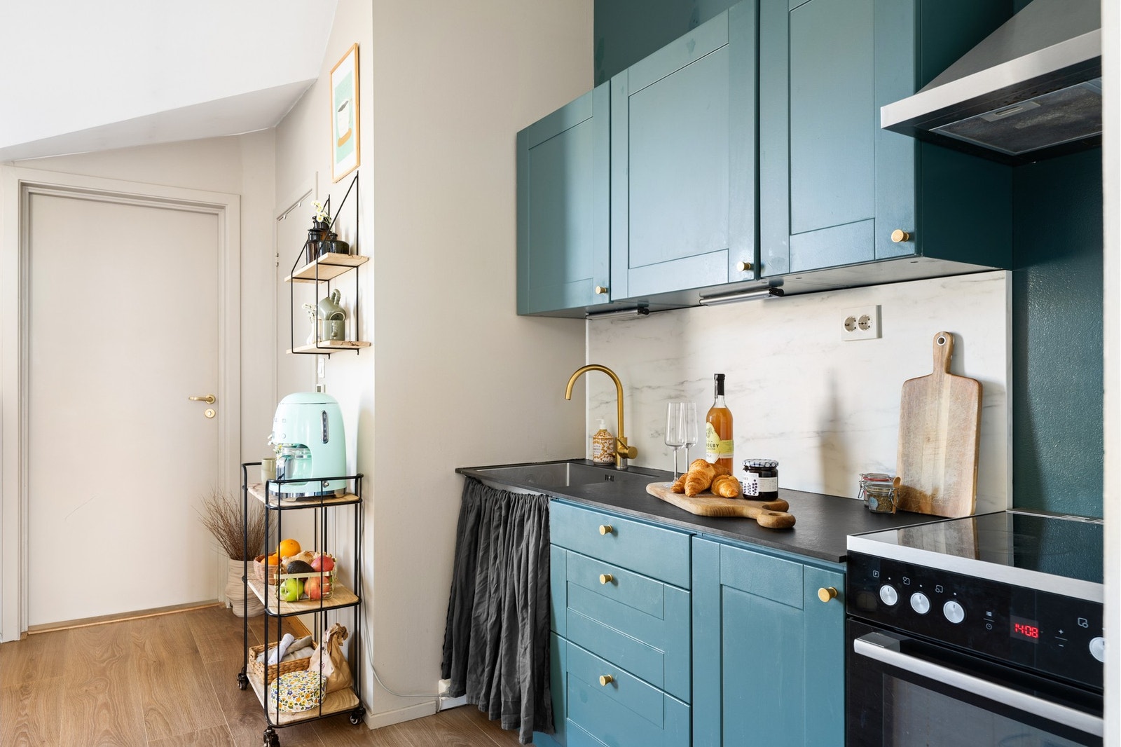 Kjøkkenet har profilerte fronter, integrert kjøleskap og benkeplate i laminat. Galleribilde