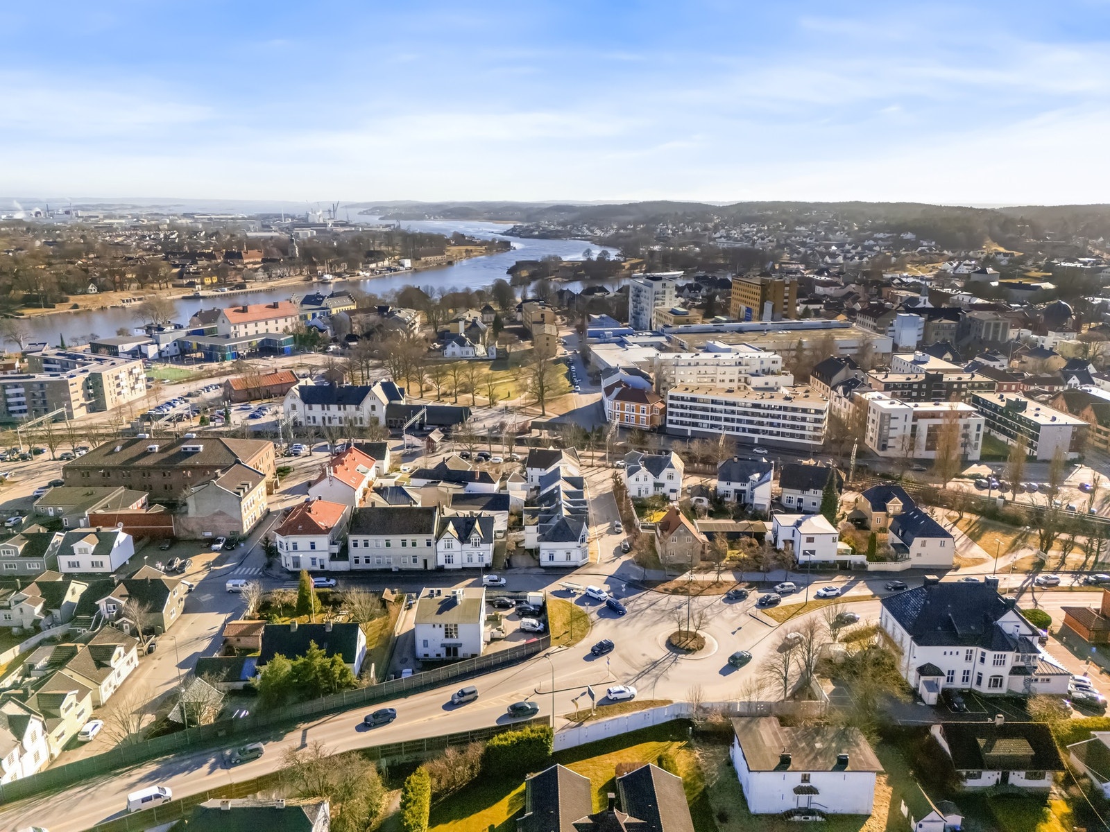 Selv om beliggenheten er midt i byen, er det mange grøntområder i nærmiljøet. Galleribilde