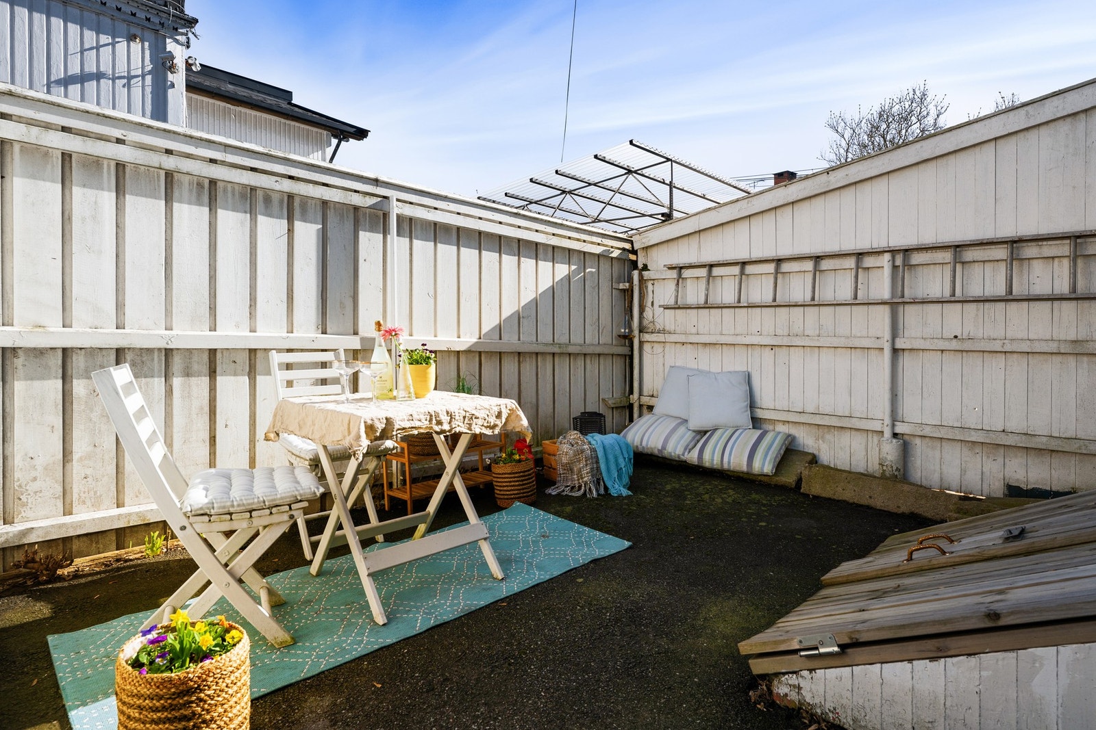 Lun, skjermet og solrik felles uteplass. Galleribilde