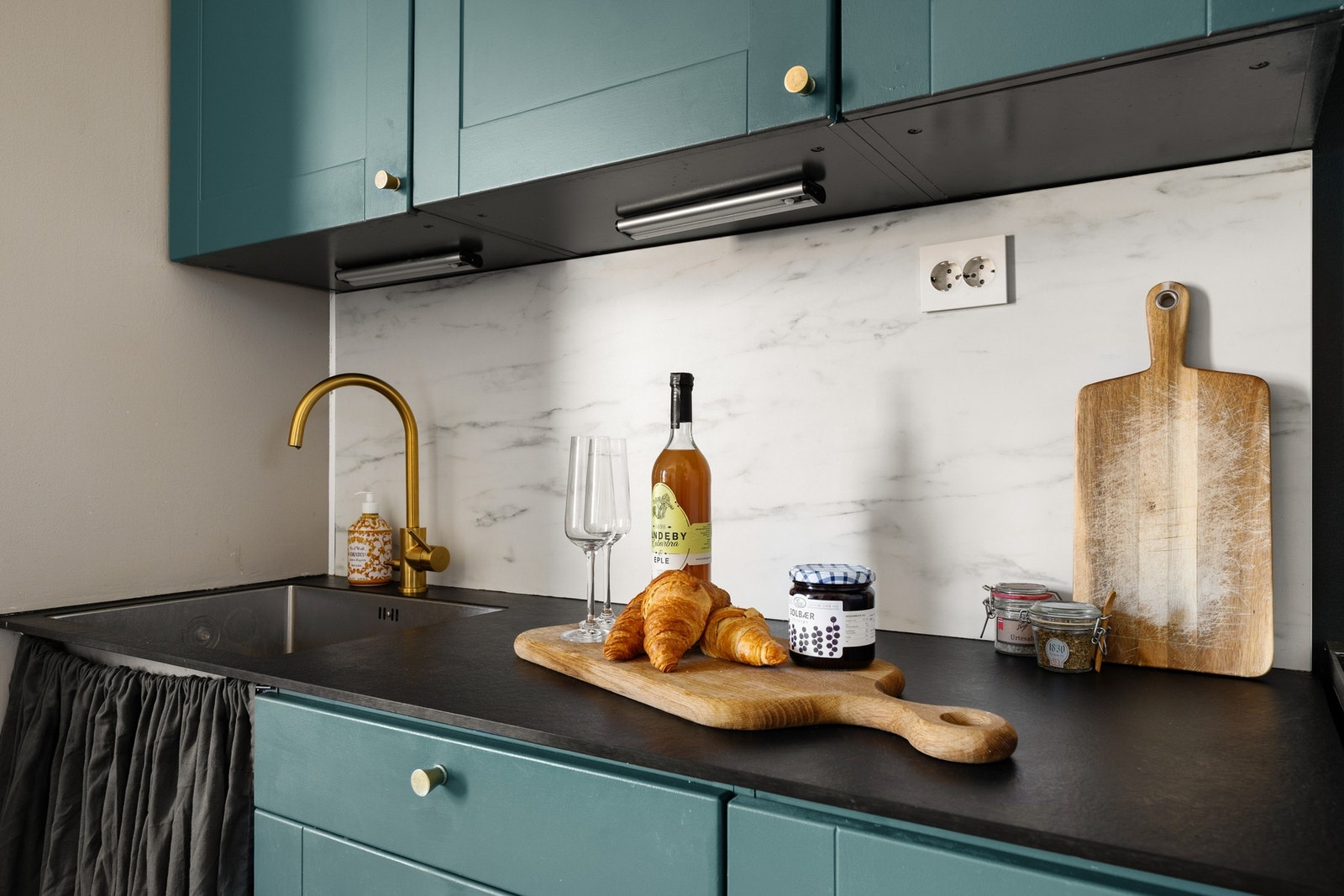 Det er opplegg for oppvaskmaskin under vaskekummen. Galleribilde