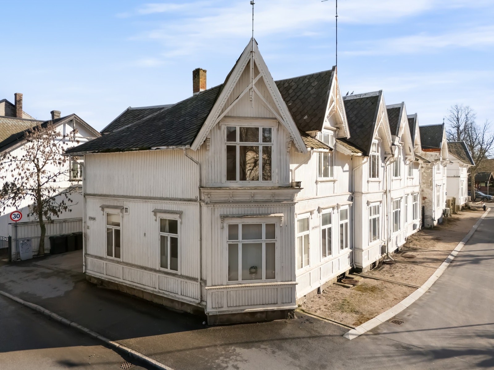 Leiligheten ligger i en sjarmerende bygård i sveitserstil. Galleribilde
