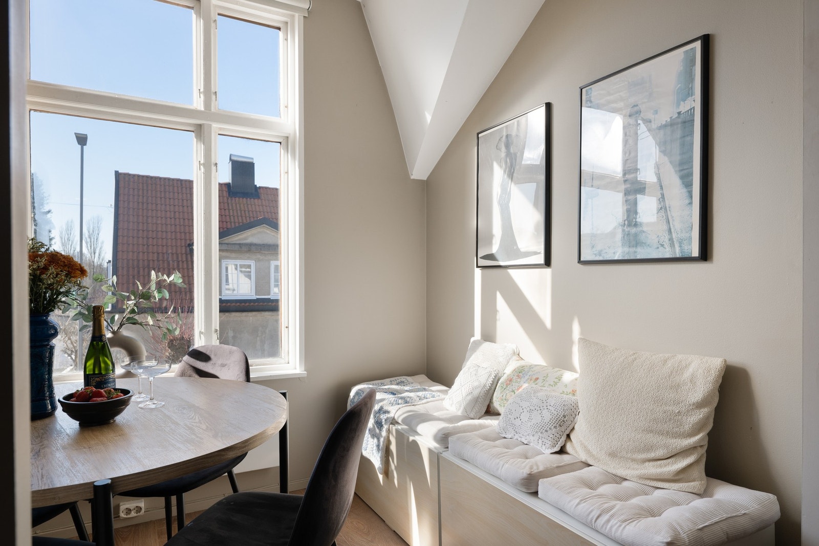 Imponerende takhøyde og store vindusflater fyller leiligheten med naturlig lys og skaper en luftig atmosfære. Galleribilde