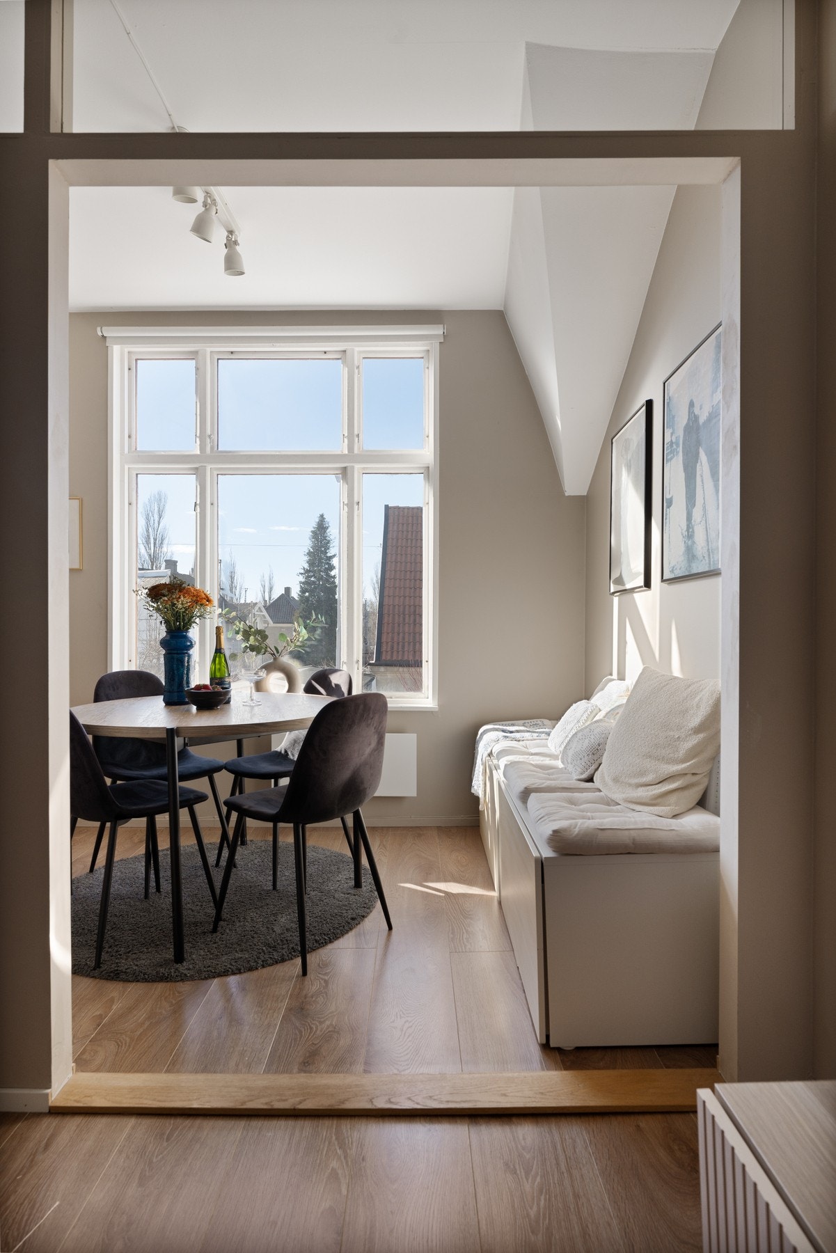 De store vinduene tilfører rikelig med naturlig lys til stuen. Galleribilde