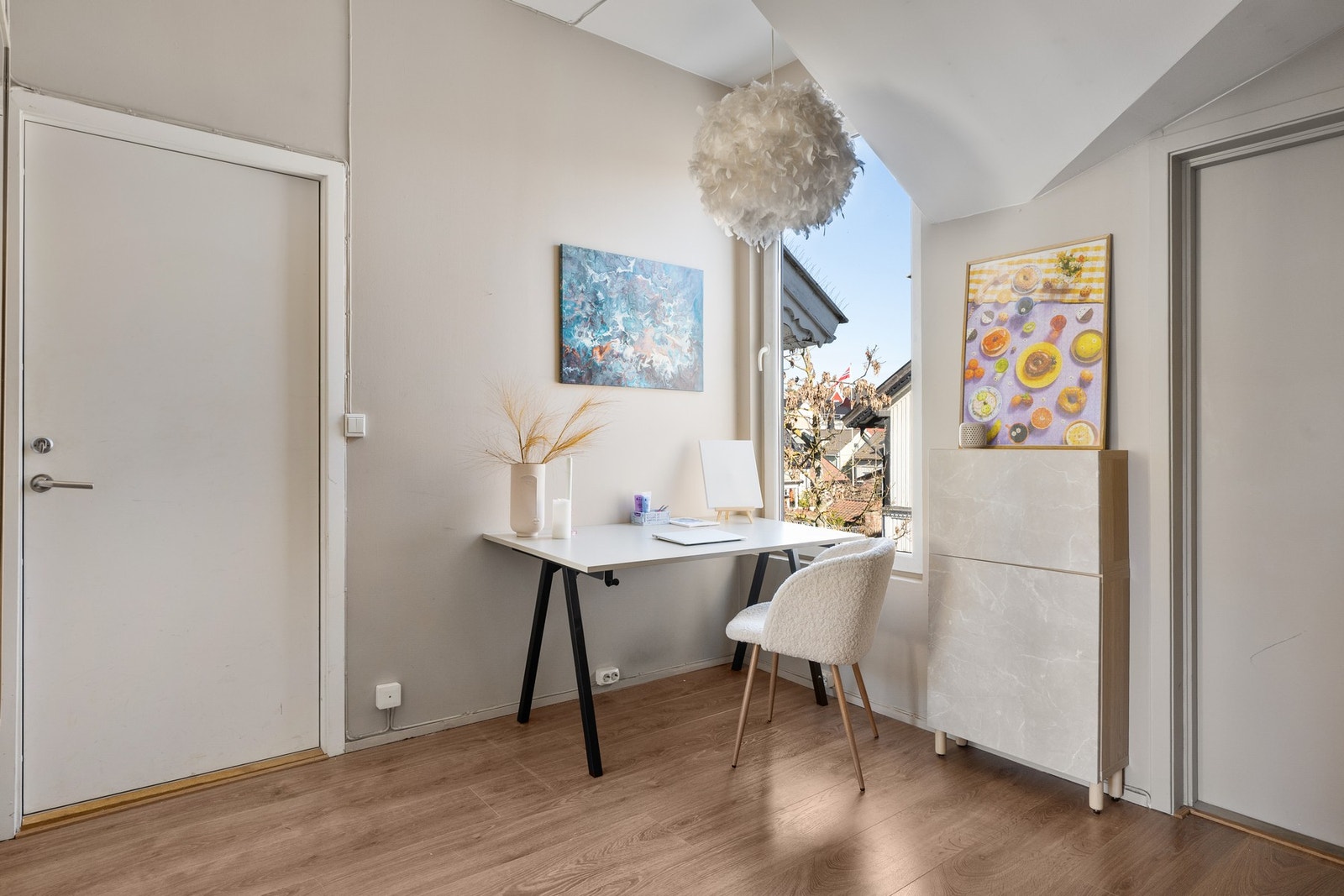 Dagens eier benytter området mellom kjøkkenet og soverommet som et hjemmekontor. Her kan man også ha en koselig spisekrok. Galleribilde