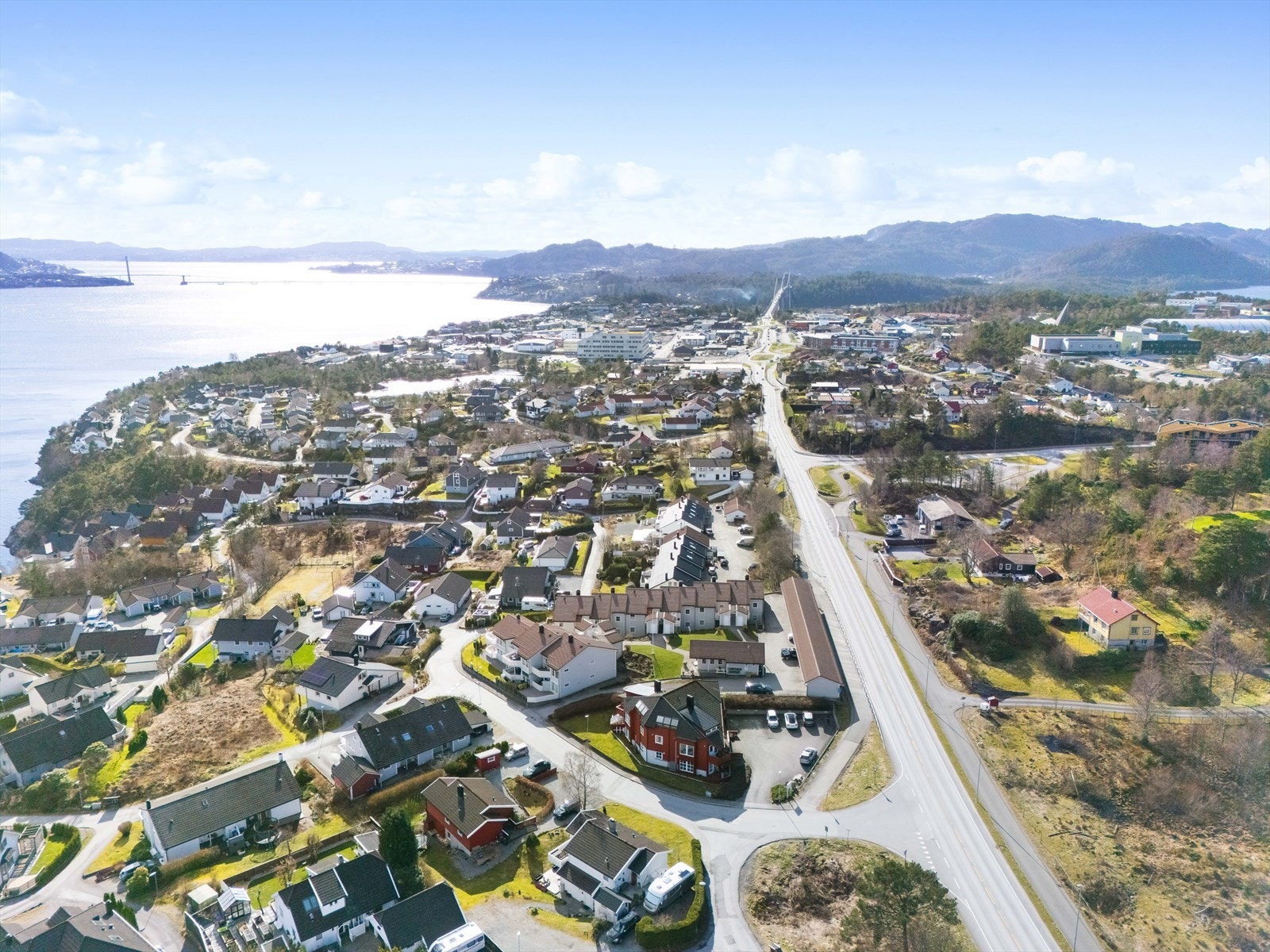 Gangavstand til barnehage, skoler og Amfi Knarvik hvor man finner alle typer servicetilbud. Galleribilde