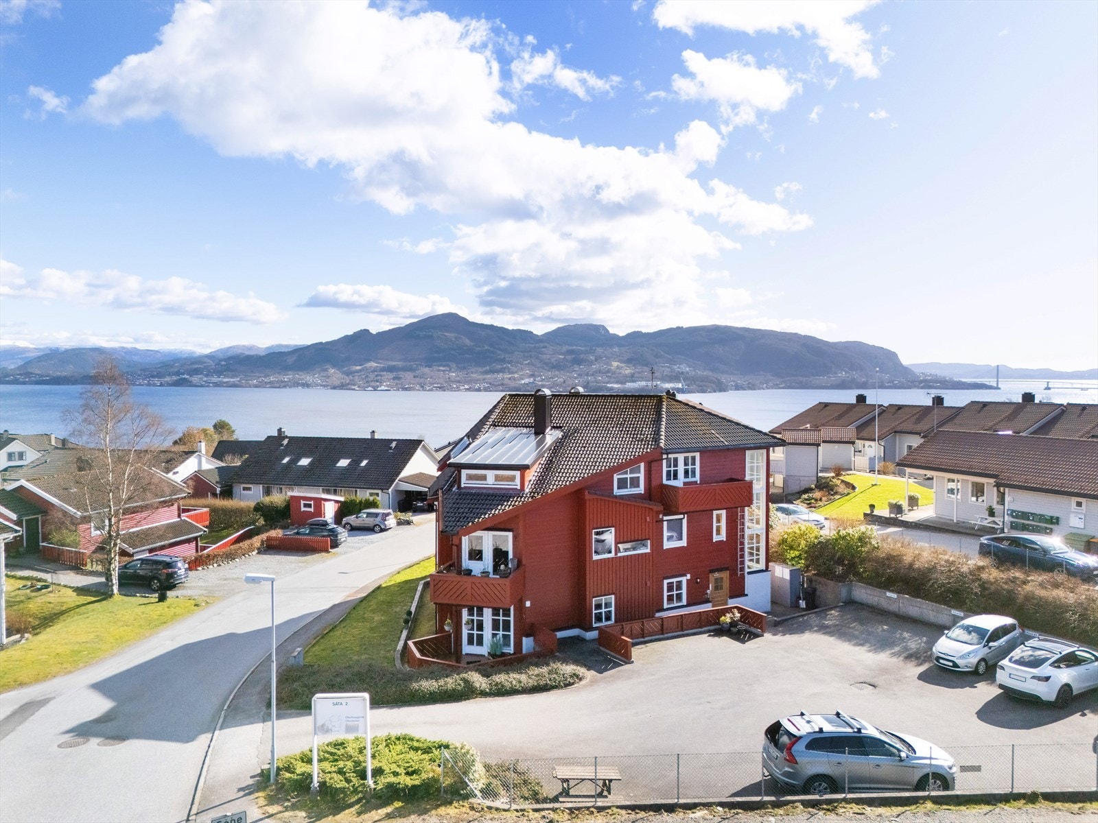 Leiligheten har svært sentral beliggenhet i et rolig og barnevennlig område i Knarvik. Galleribilde