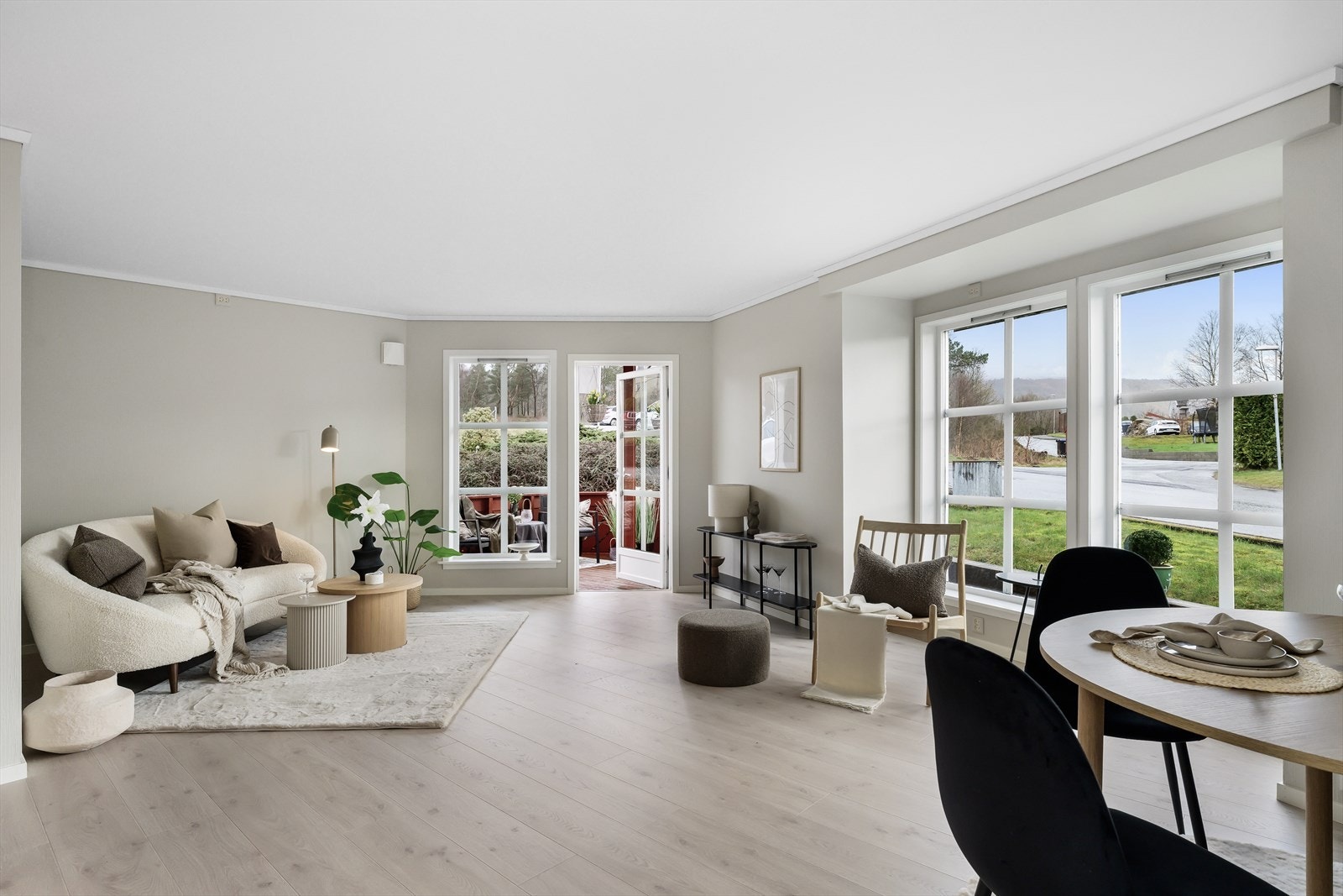 Store vindusflater som gir rikelig med lysinnslipp. Galleribilde