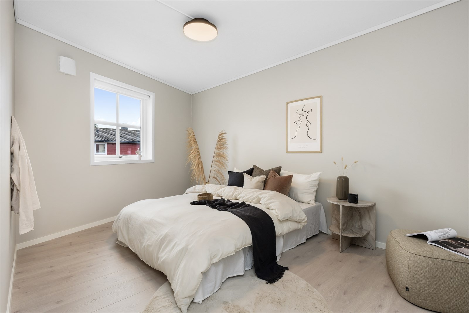 Hovedsoveom med god plass til garderobeskap, seng og tilhørende møblement. Galleribilde