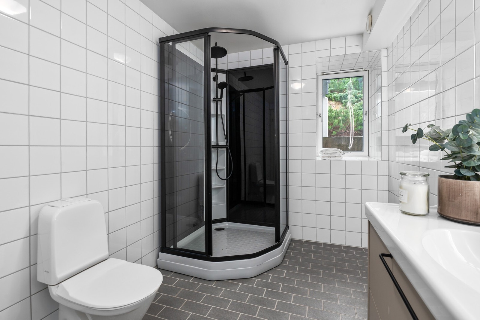 Av utstyr finner du blant annet dusjkabinett og wc. Galleribilde