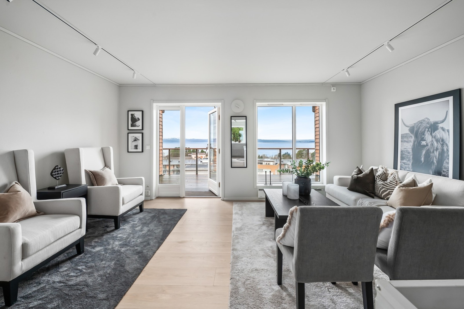 Stuen lyses svært godt opp av de store vindusflatene. Galleribilde