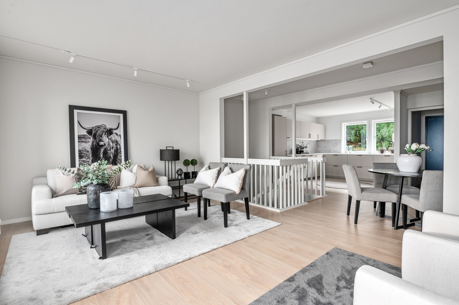 Etasjens planløsning er svært praktisk og stue/kjøkken henger sømløst sammen. Galleribilde