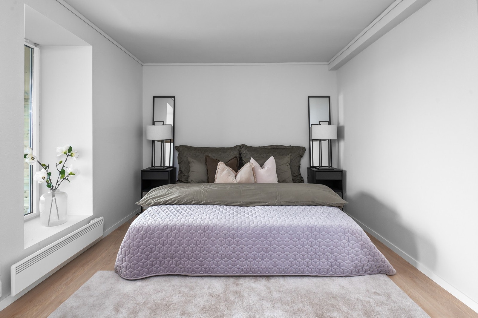 Rommets størrelse gjør det enkelt å innrede med stor seng. Galleribilde