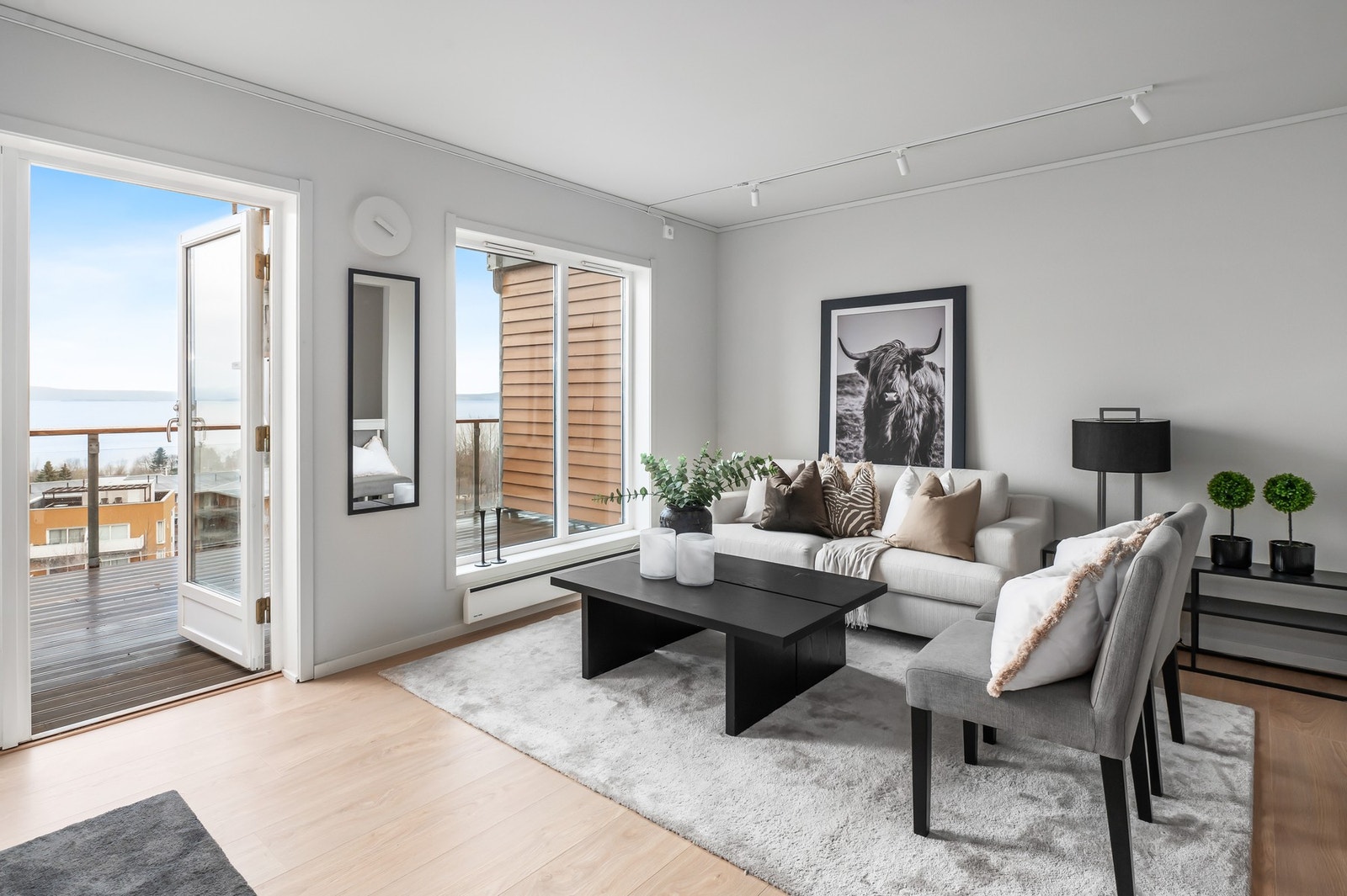 Den er gjennomført i moderne og stilfulle fargevalg på gulv og vegger. Galleribilde