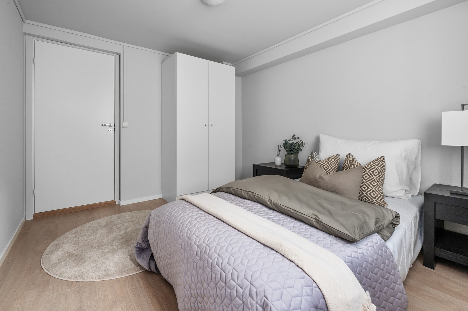 Her har du god plass til ønsket møblement i tillegg til stor seng. Galleribilde