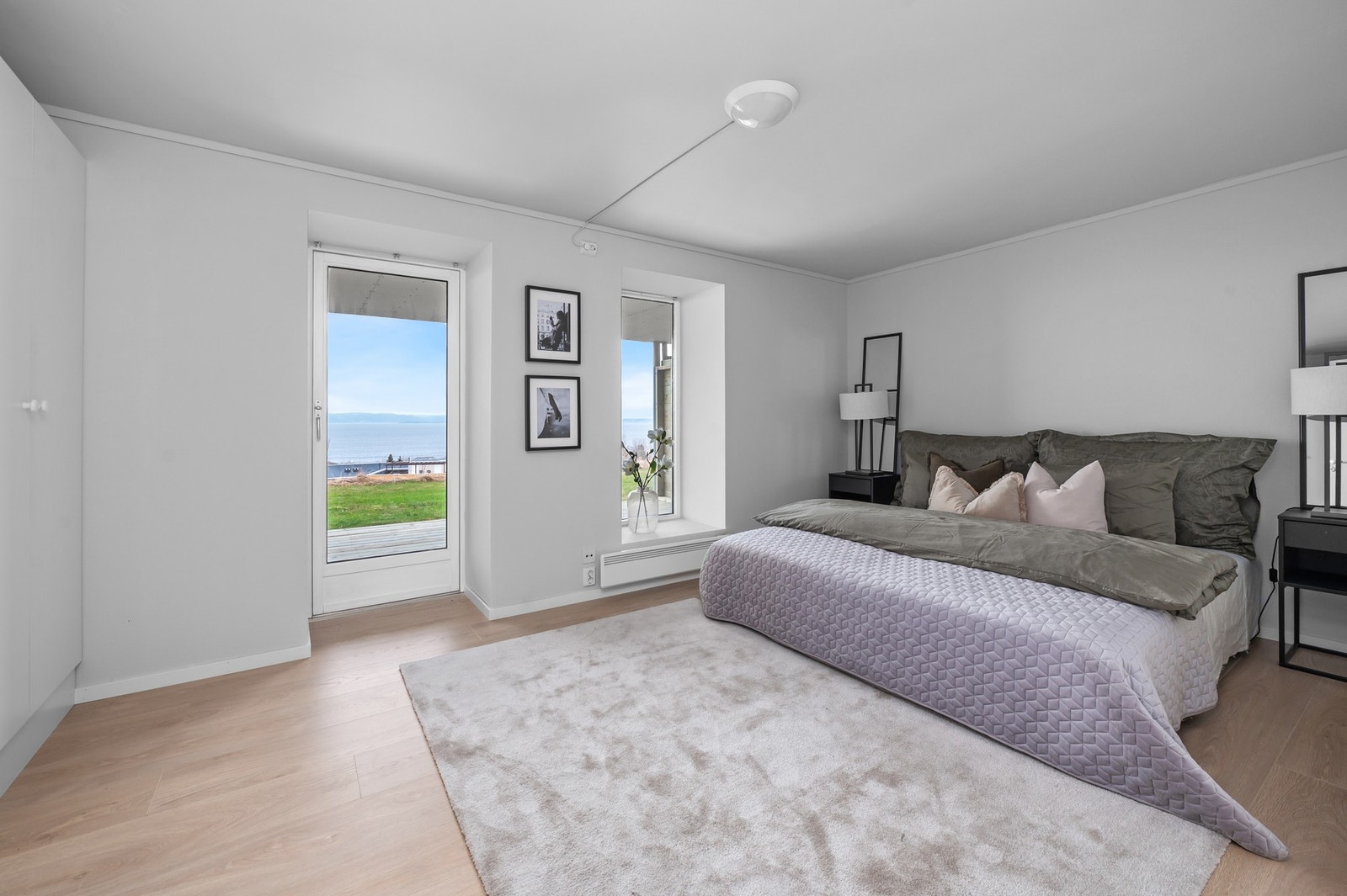 Leilighetens hovedsoverom er på hele 16 kvm og med utgang til egen platting. Galleribilde