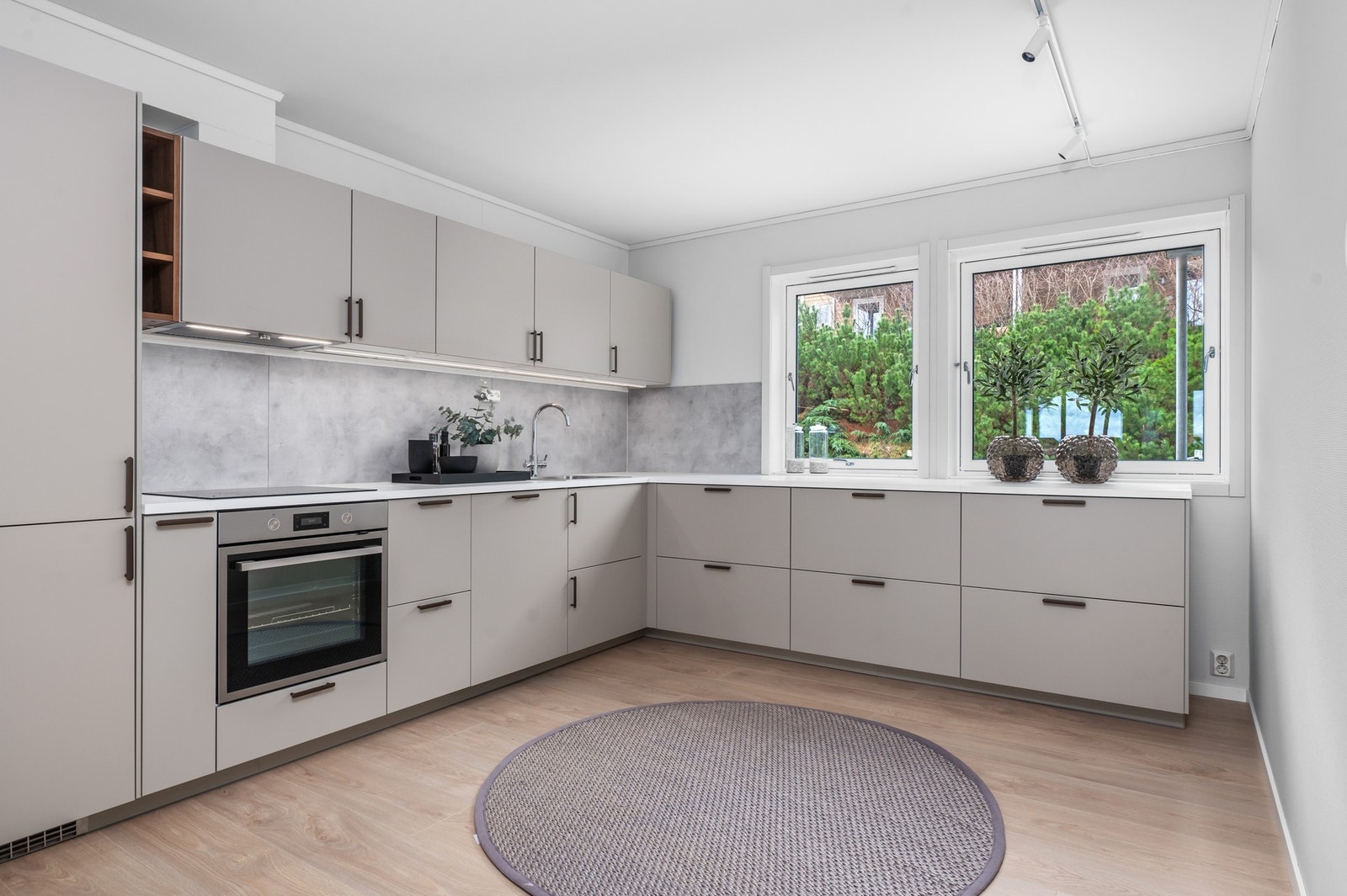 Av utstyr finner du blant annet integrerte hvitevarer som kjøl/fryseskap, stekeovn, induksjonstopp og oppvaskmaskin. Galleribilde