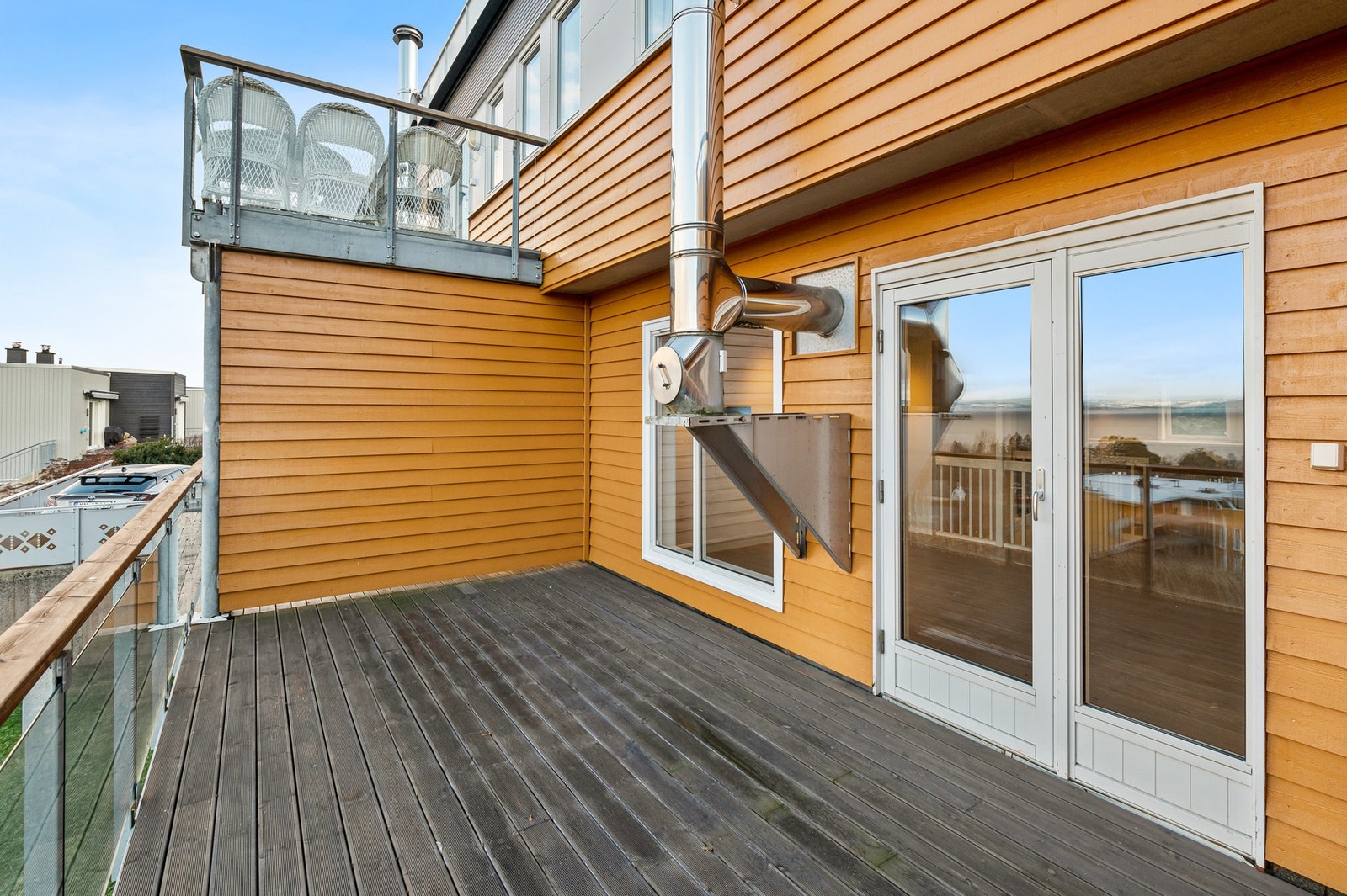 Terrasse i 1. etasje er på 17 kvm med god plass til ønsket utemøblement. Galleribilde