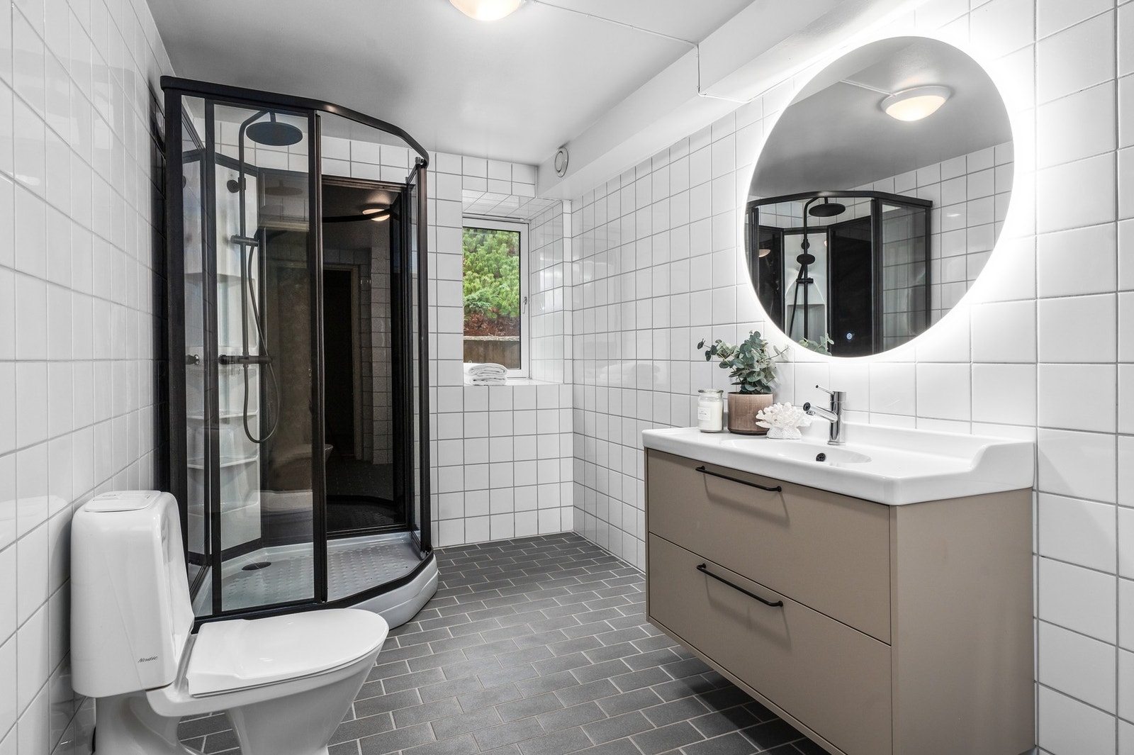 I sokkeletasjen finner du et moderne utført bad på 7 kvm. Galleribilde