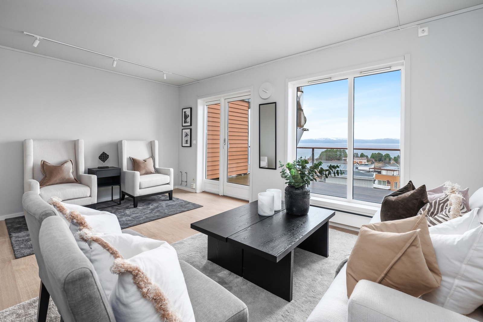 Leiligheten har en svært åpen og romslig stue på 31 kvm. Galleribilde