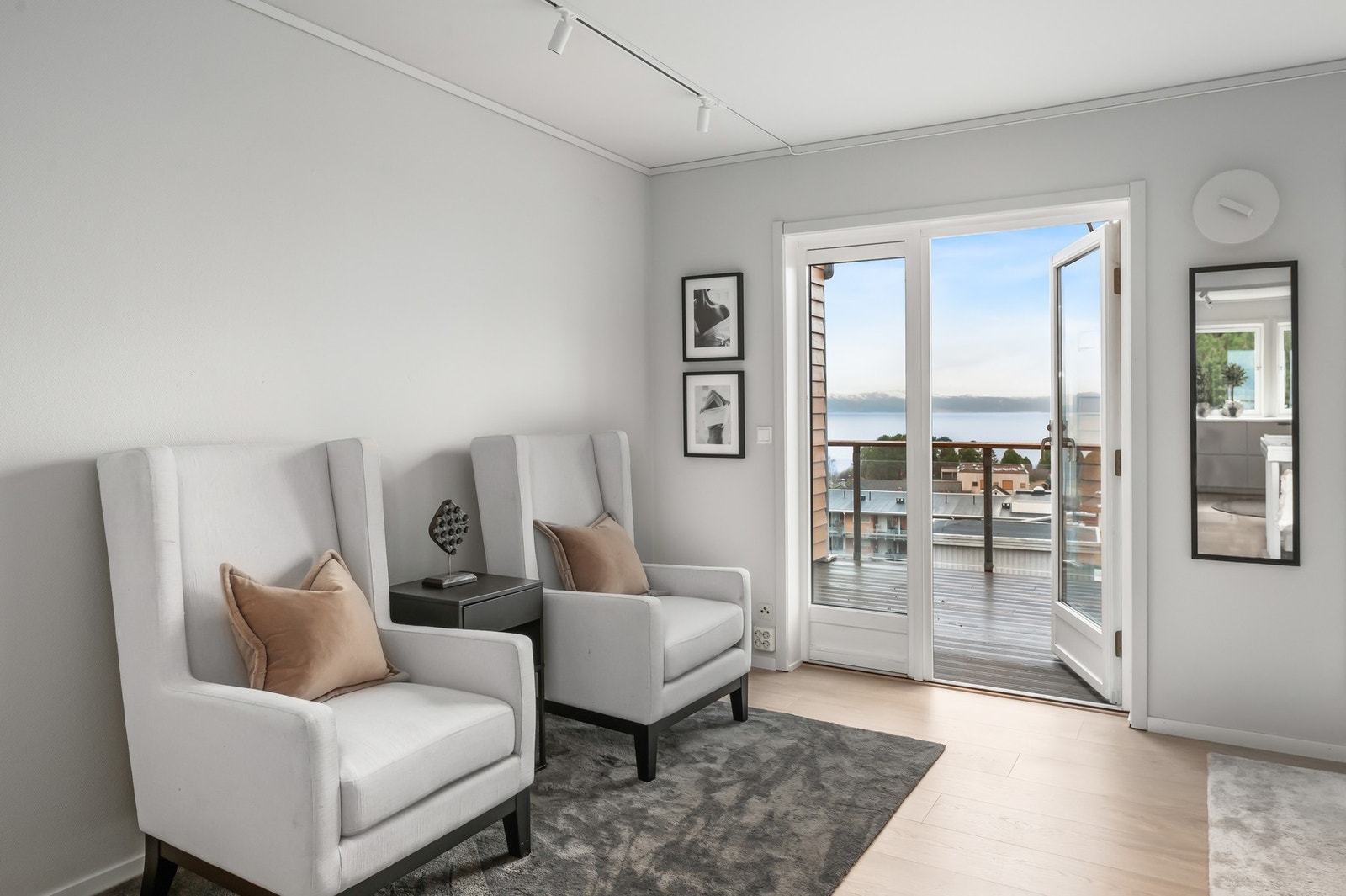 Fra stuen har du utgang til en flott balkong med en praktfull utsikt. Galleribilde