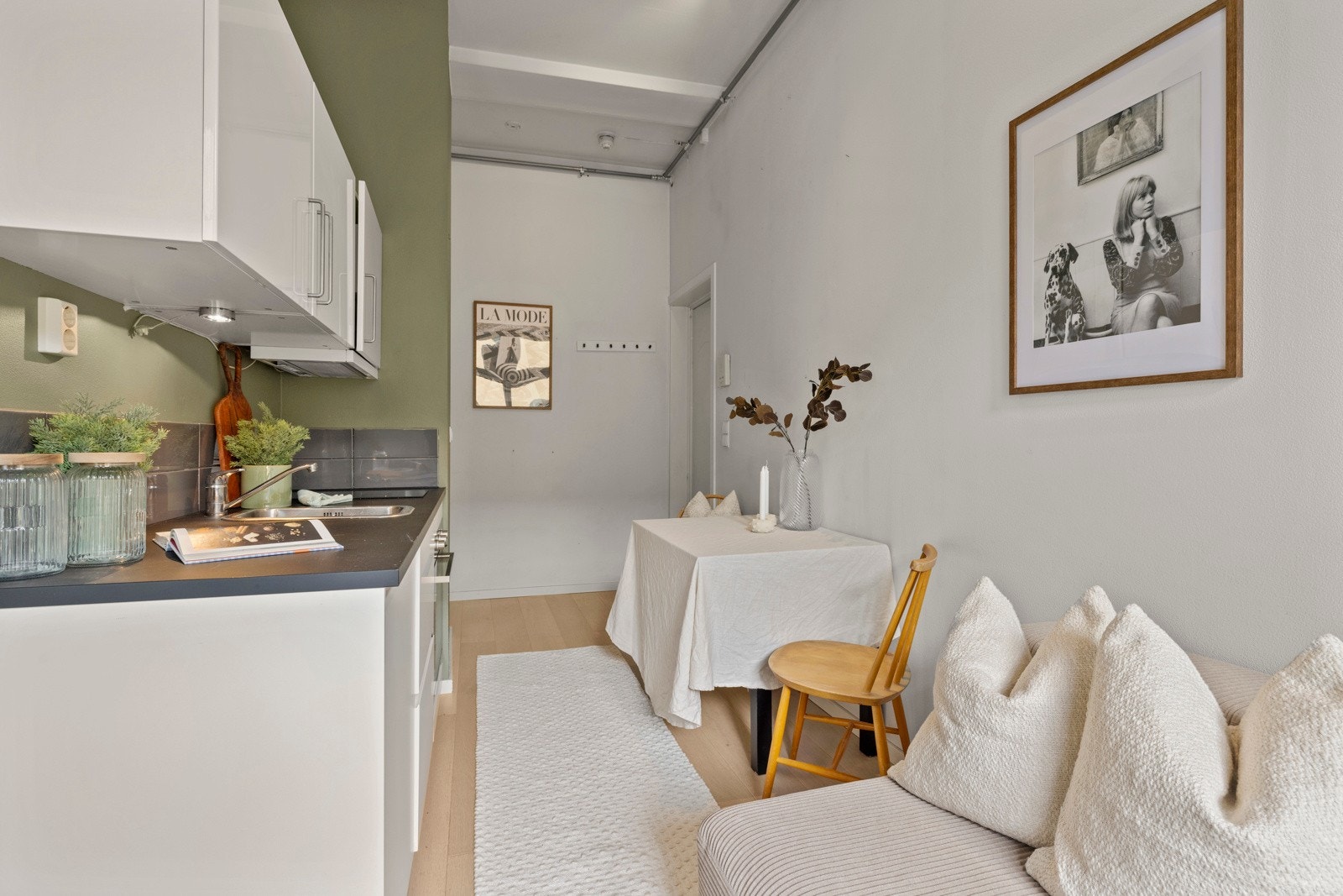 Leiligheten har lave felleskostnader på kr. 2 117,- pr. mnd. som inkluderer bl.a. kabel-TV, internett, varmtvann, felles byggforsikring, kom.avg., vaktmester og drift og vedlikehold m.m. Galleribilde