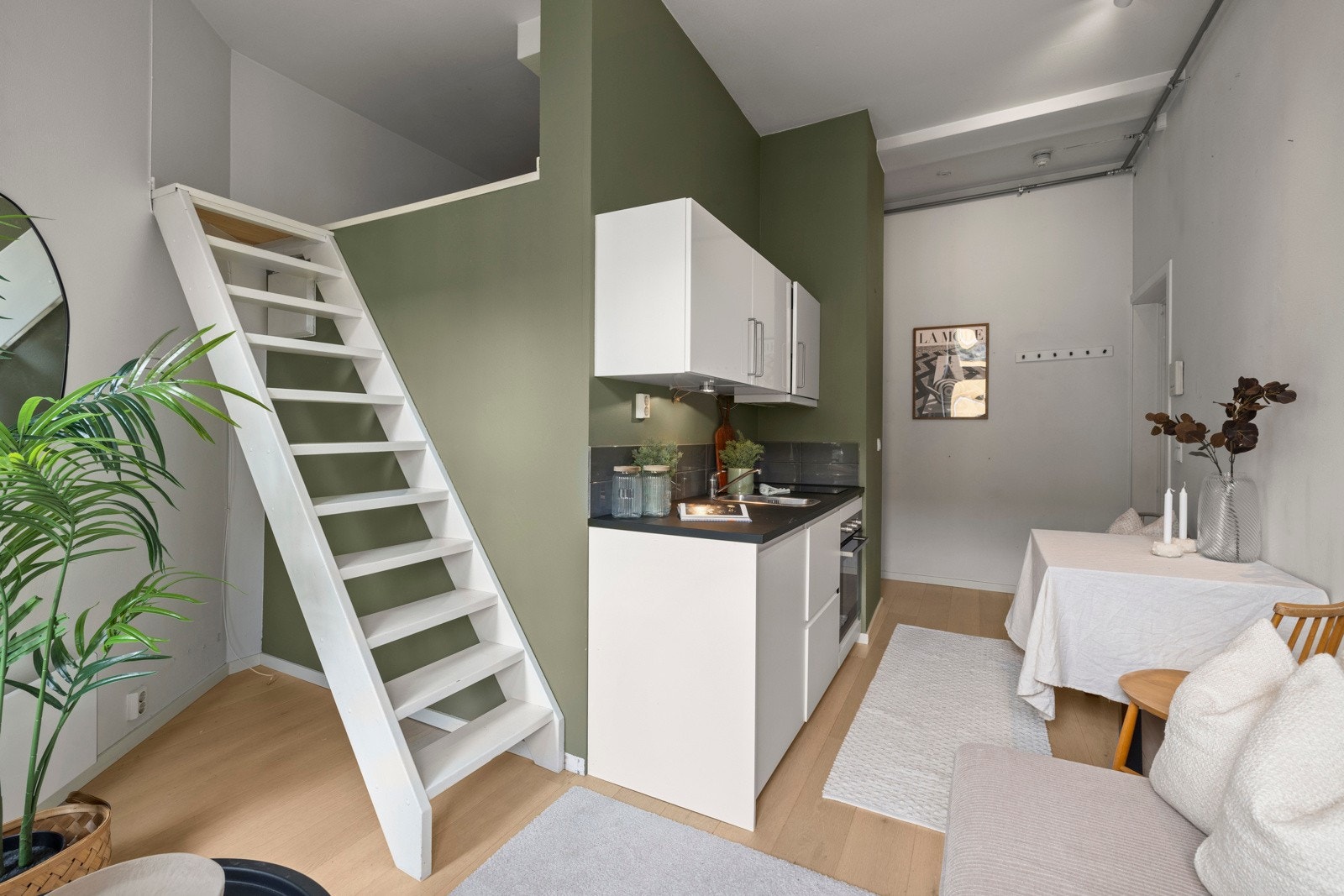 Her er den svært god takhøyde som er målt til rett over 3 meter. Over baderommet er det en praktisk hems med trappeadkomst fra stuen. Galleribilde