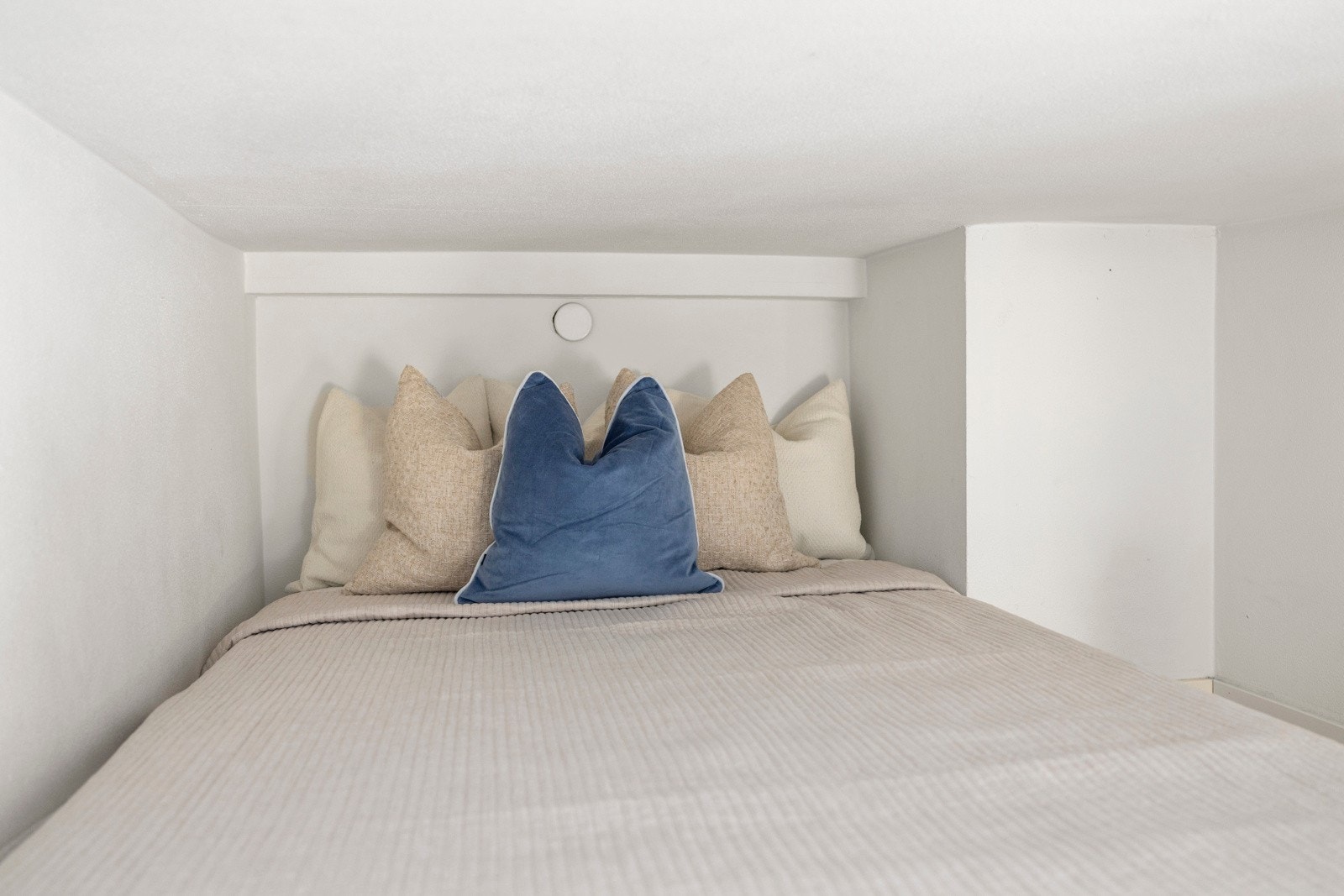 Her er det god plass til dobbeltmadrass med tilhørende nattbordløsning/lampe e.l. Galleribilde