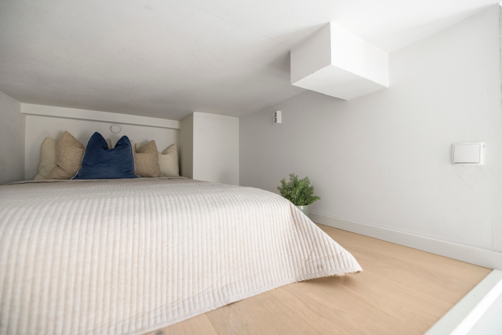 Hemsen strekker seg over ca. 4 kvm og har en takhøyde på ca. 88 cm. Galleribilde