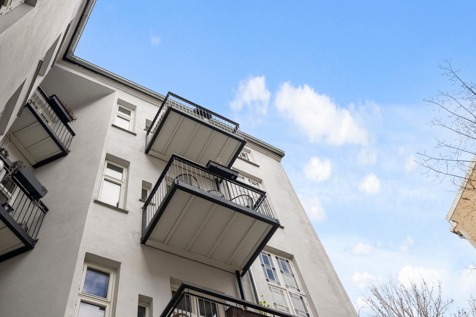 Boligen har en skjermet beliggenhet i indre gård i en rolig gate. Galleribilde