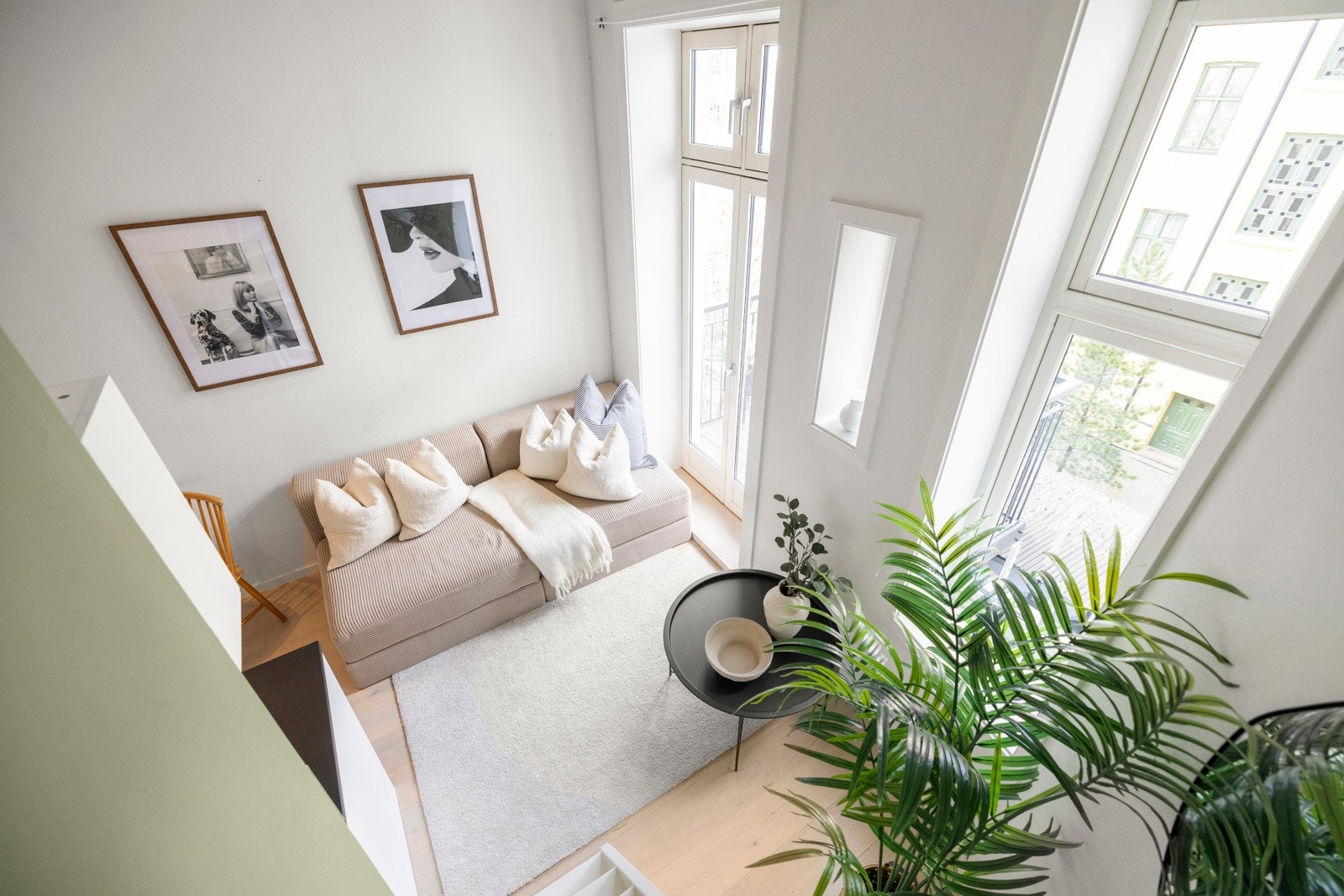 Her er det tiltalende malte overflater med parkettgulv. Galleribilde