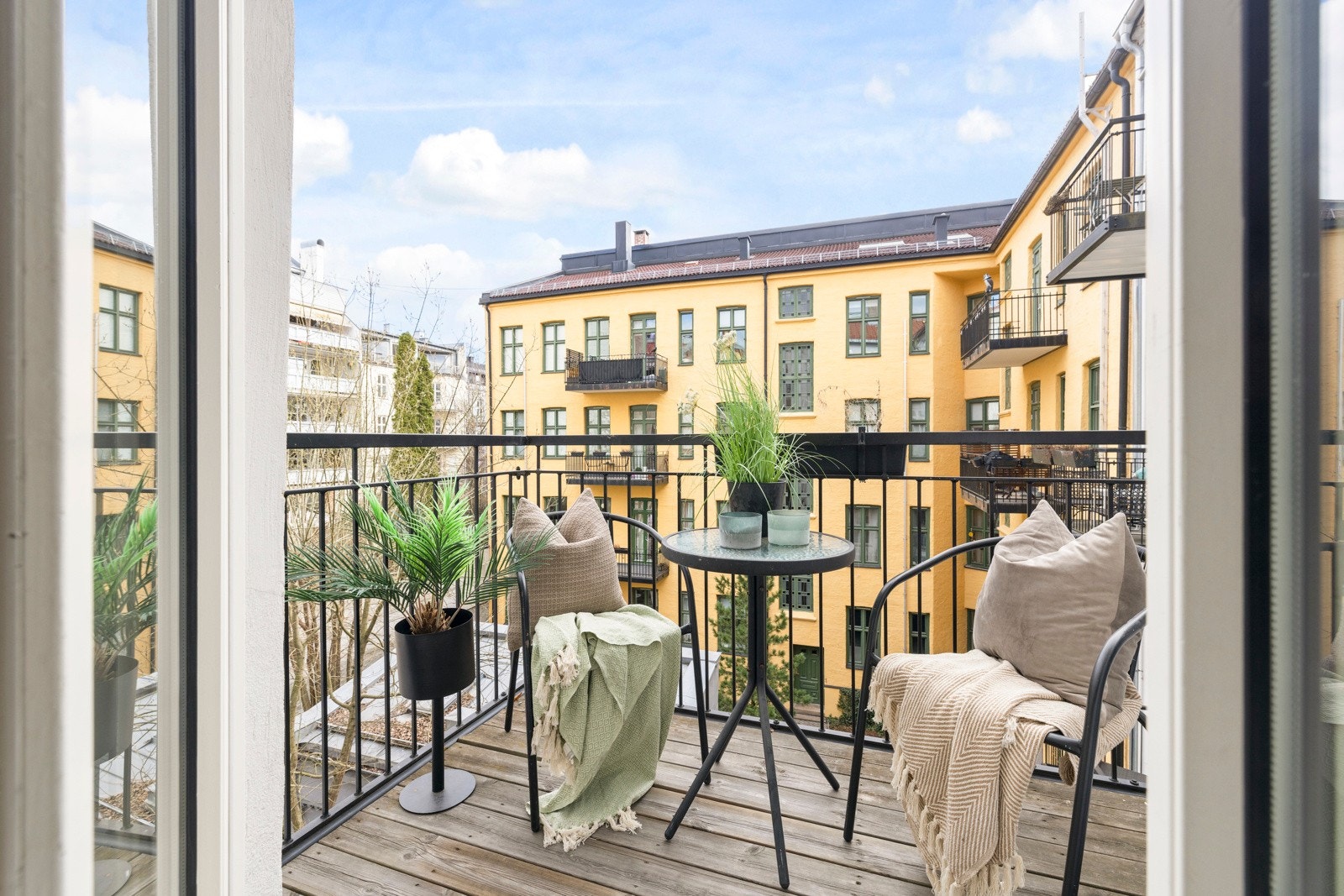 Velkommen til Zetlitz' gate 5C - en attraktiv 1-romsleilighet med hems og solrik balkong. Galleribilde