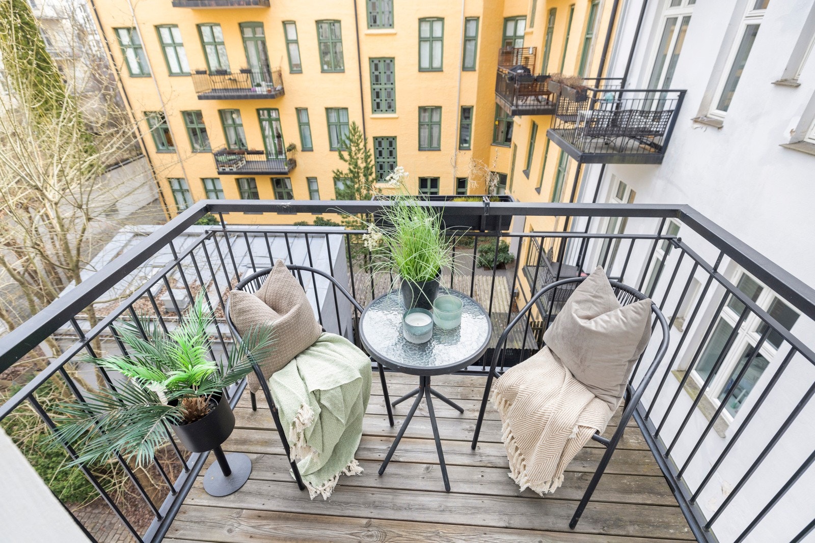 Balkongen er vendt, som leiligheten ellers, mot rolig bakgård. Galleribilde