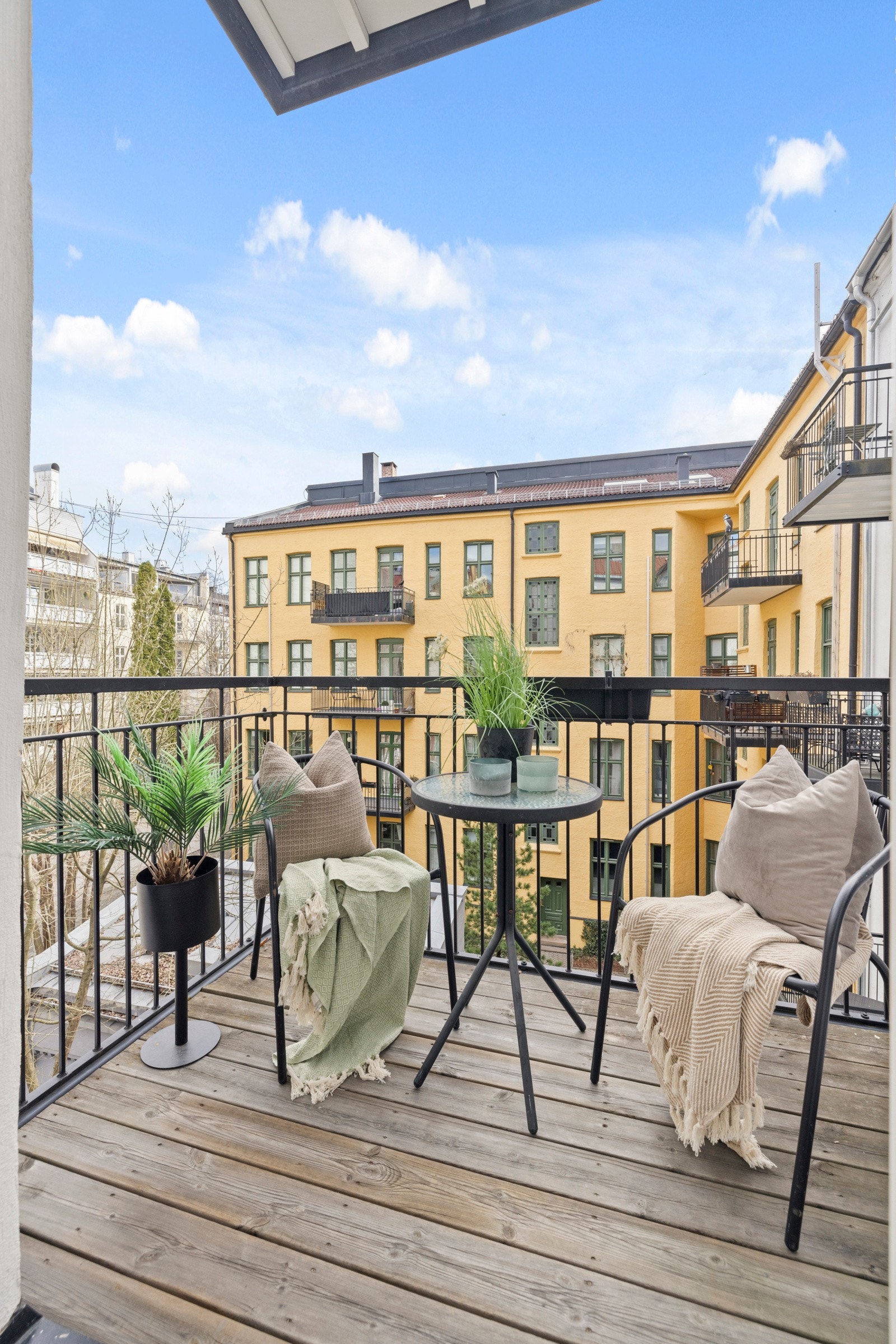 Fra stuen er det direkte utgang til en solrik balkong som strekker seg over ca. 3 kvm. Galleribilde