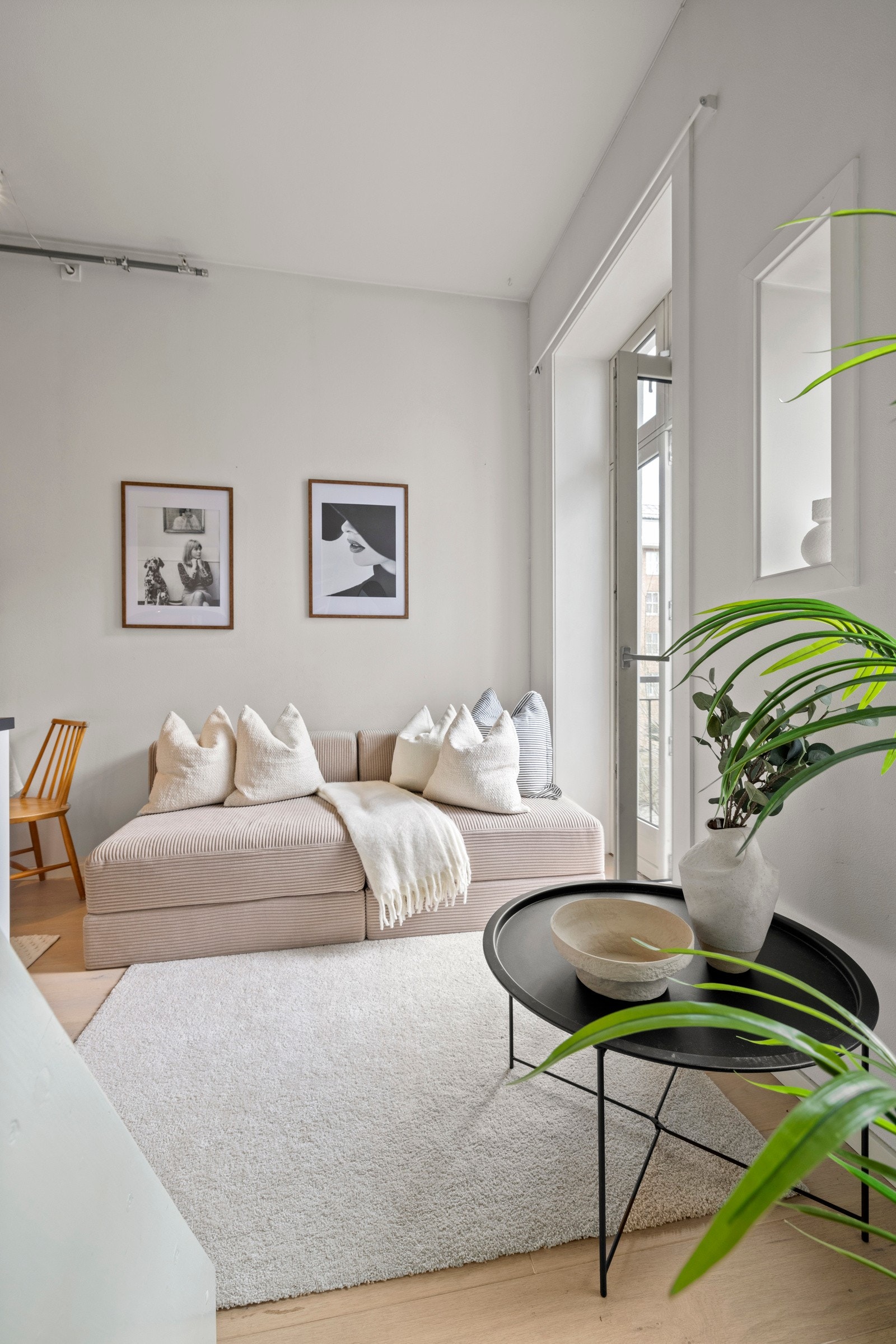 Lys og delikat stue med plass til sofa med tilhørende mediabenk. Galleribilde