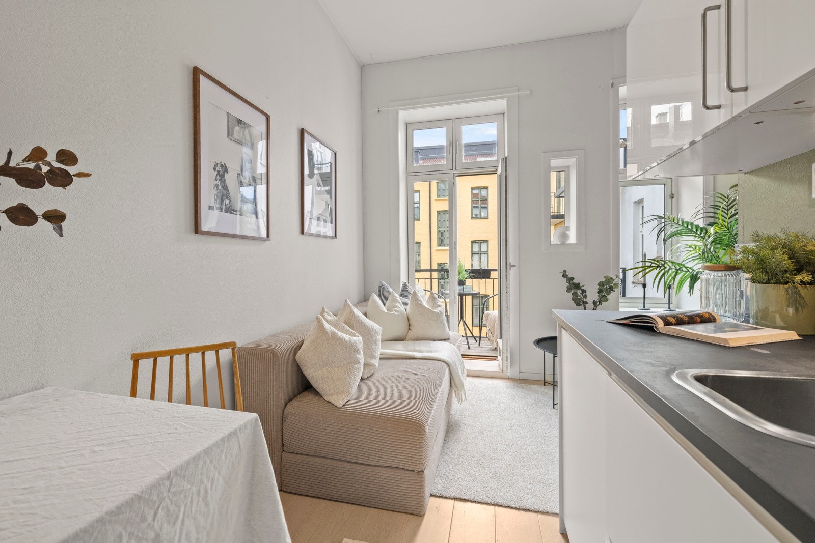 Mellom entré og stue er det et moderne kjøkken fra 2019 i åpen løsning. Galleribilde