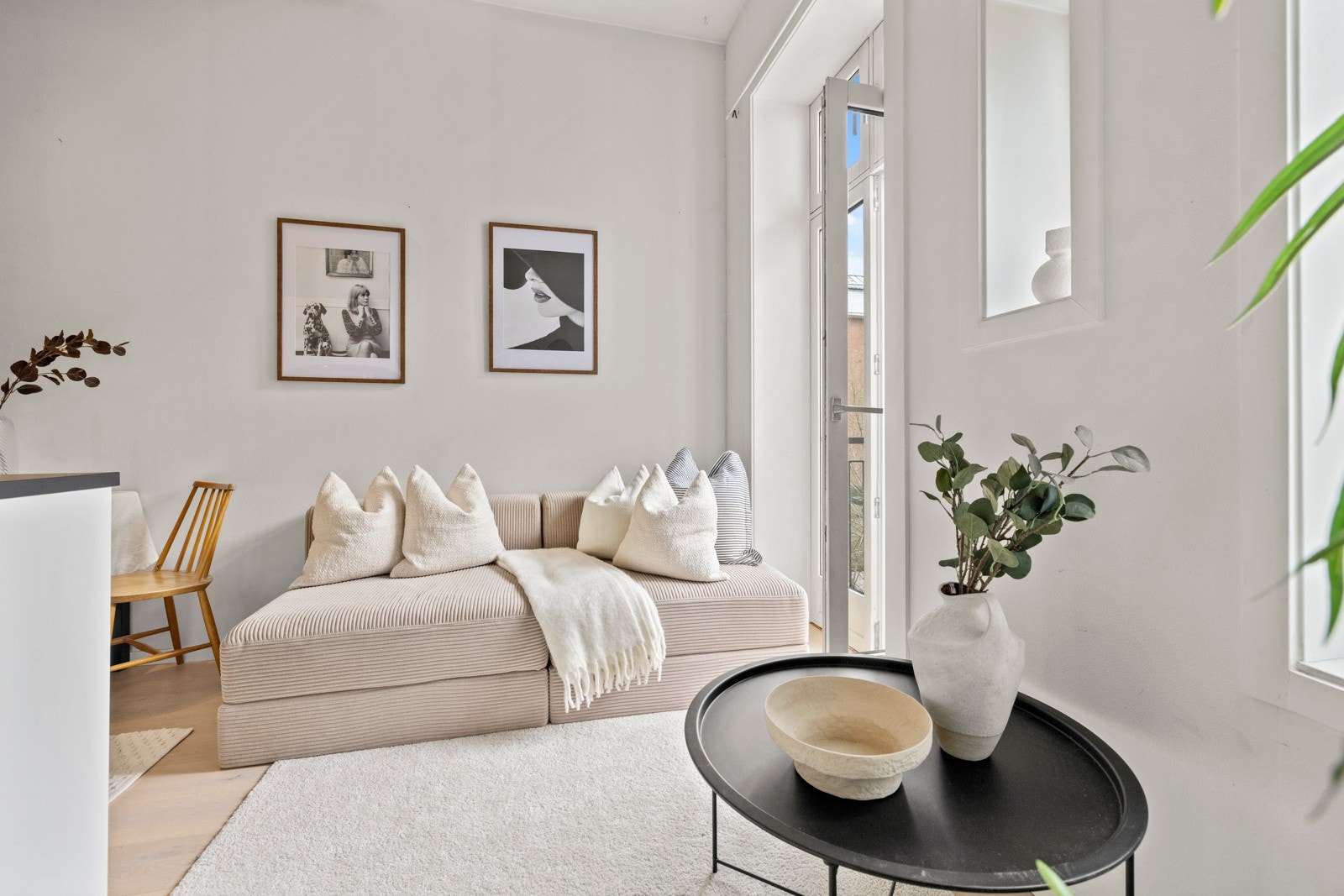 Boligen holder gjennomgående tiltalende standard i et renovert bygg fra 2006/2007. Galleribilde