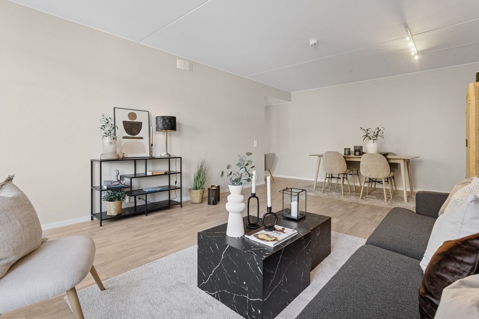 Plass til både sofa og spisgegruppe. Bilde fra leilighet B0403. Galleribilde