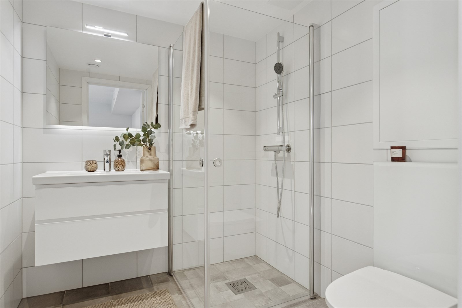 Bad i tilknyttning til hovedsoverom. Bilde fra leilighet B0403. Galleribilde