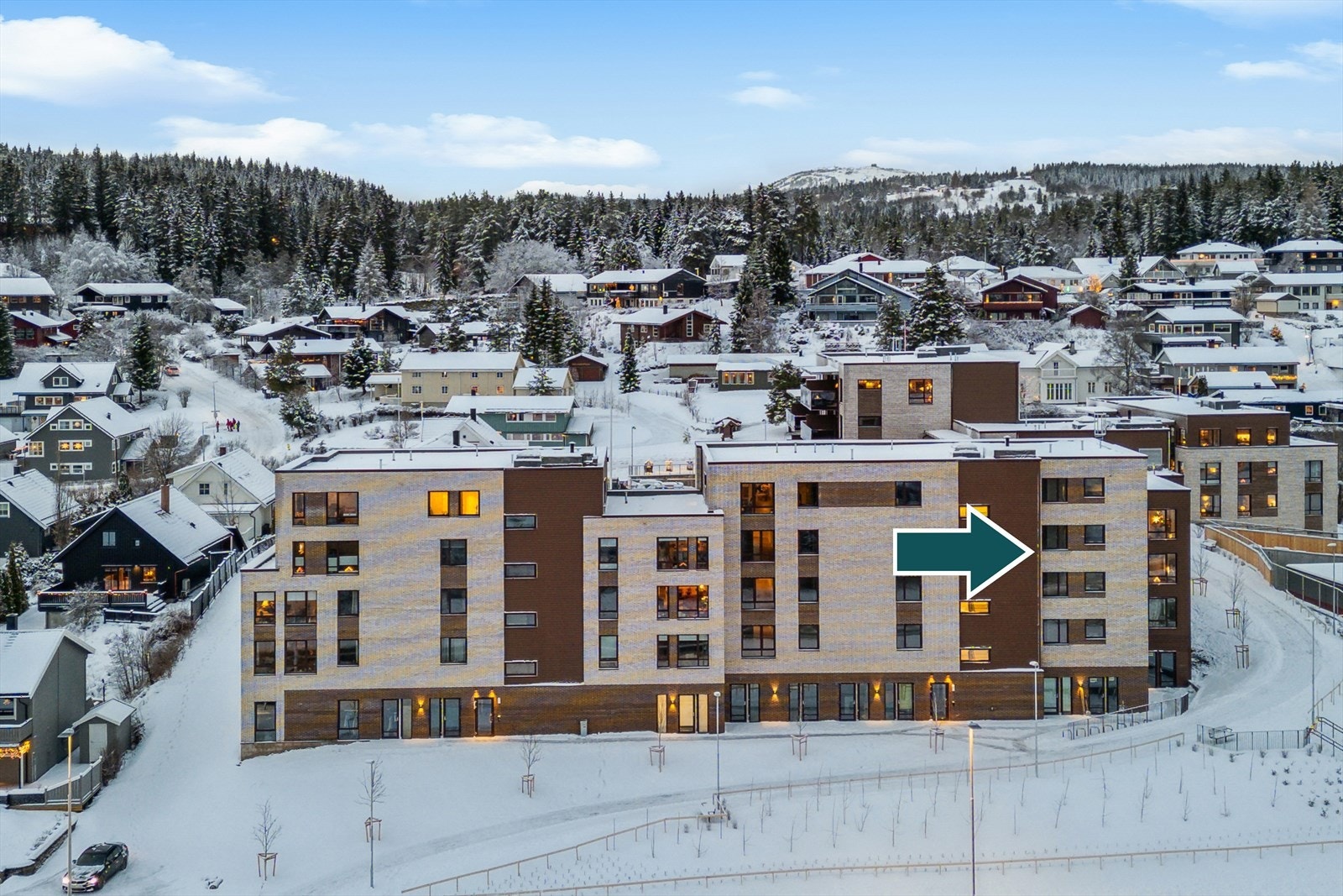 Leiligheten ligger i 3. etasje med flott utsikt fra kjøkken. Galleribilde